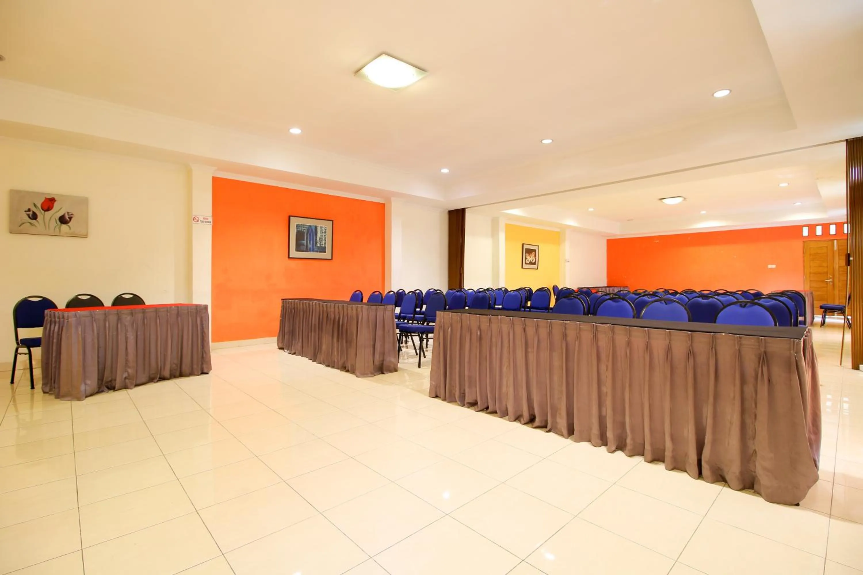 Business facilities in RedDoorz Plus @ Taman Siswa 2