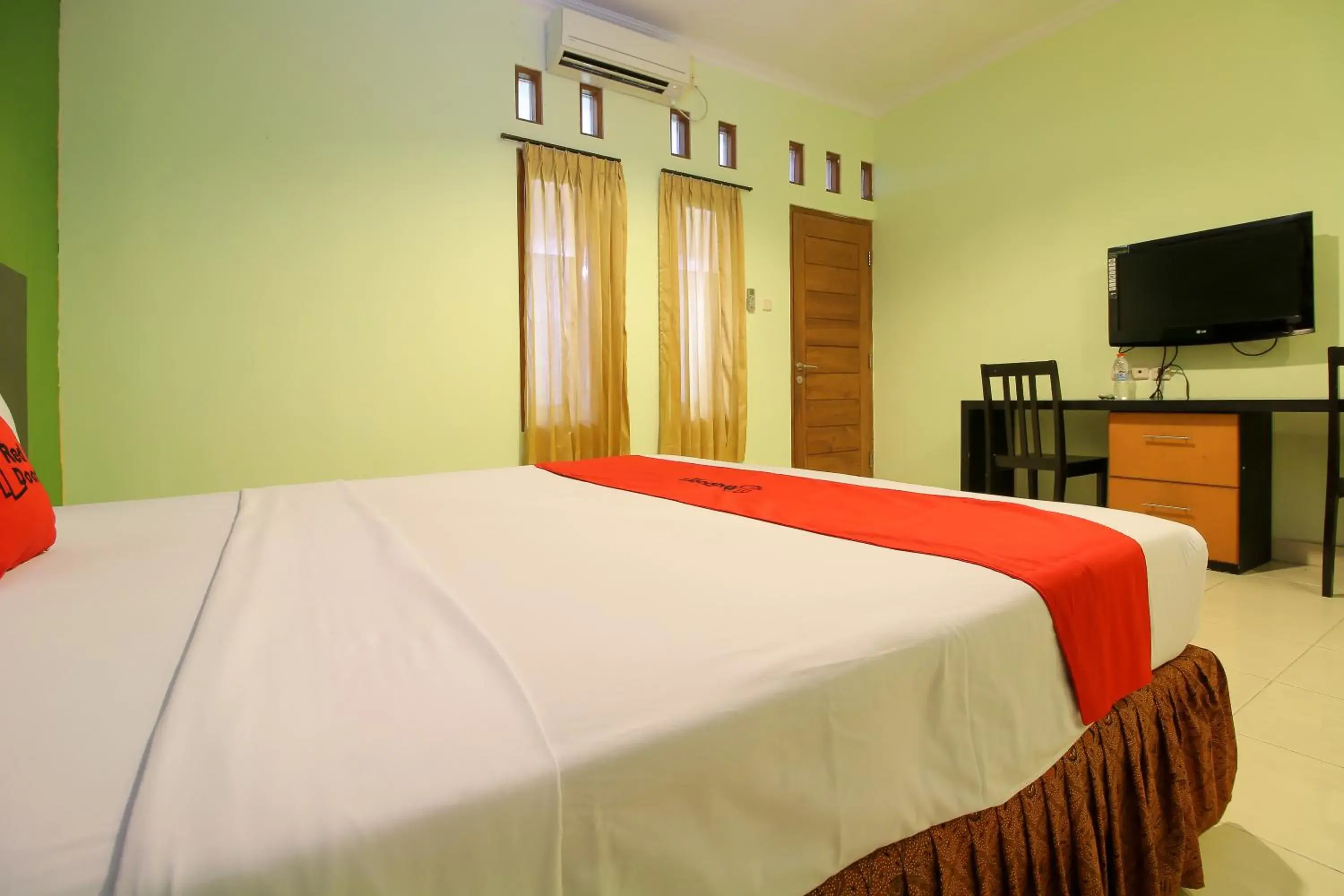 Twin Room in RedDoorz Plus @ Taman Siswa 2 Twin Room in RedDoorz Plus @ Taman Siswa 2