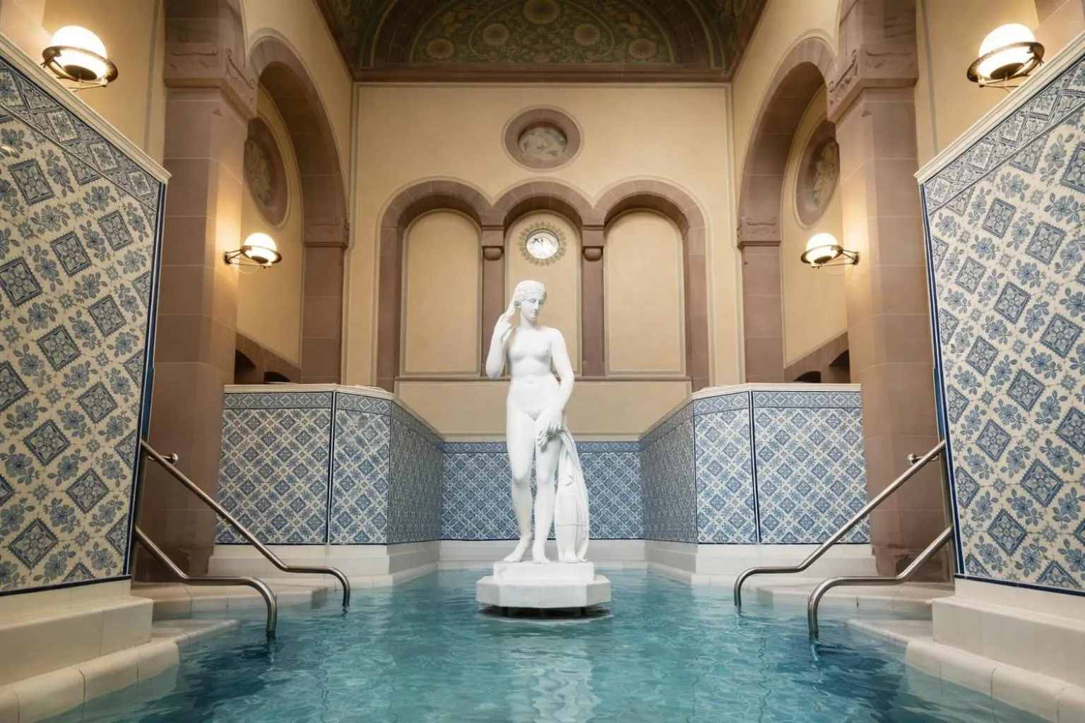 Swimming pool in Mokni's Palais Hotel & SPA