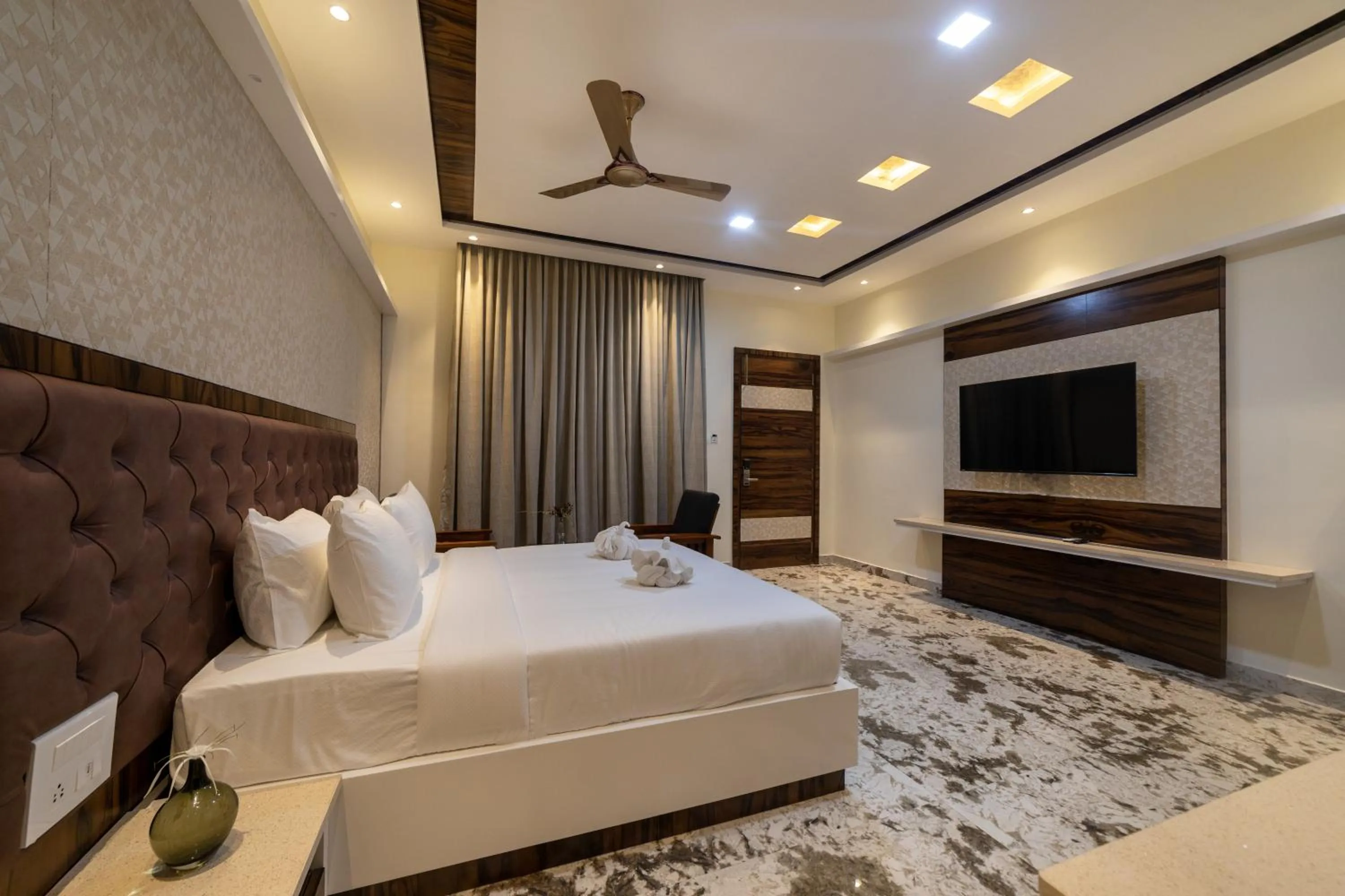 Photo of the whole room, Bed in SR Jungle Resort