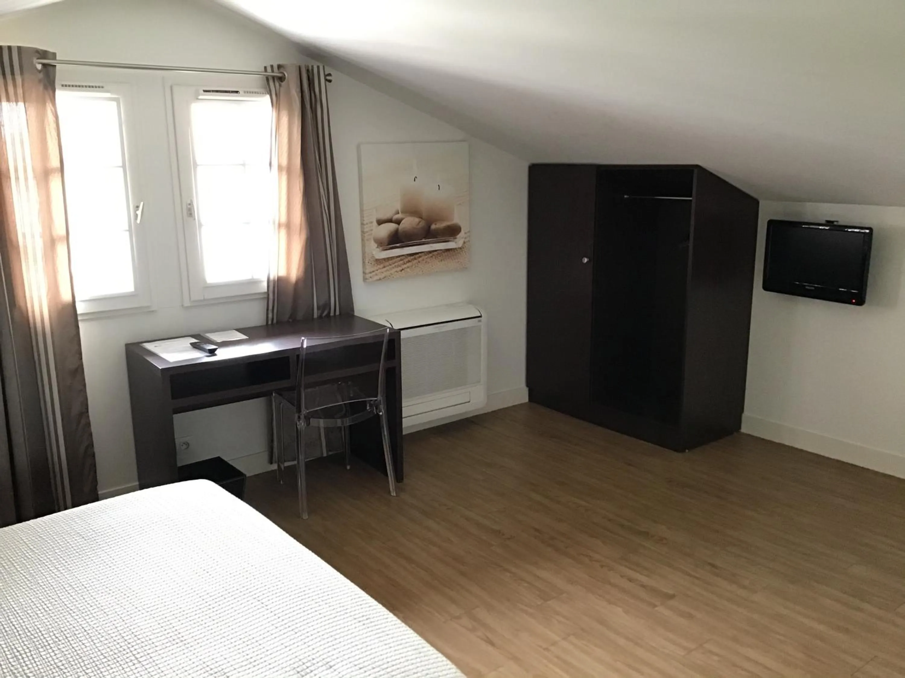 Living room, Bed in Hotel Restaurant Elissaldia