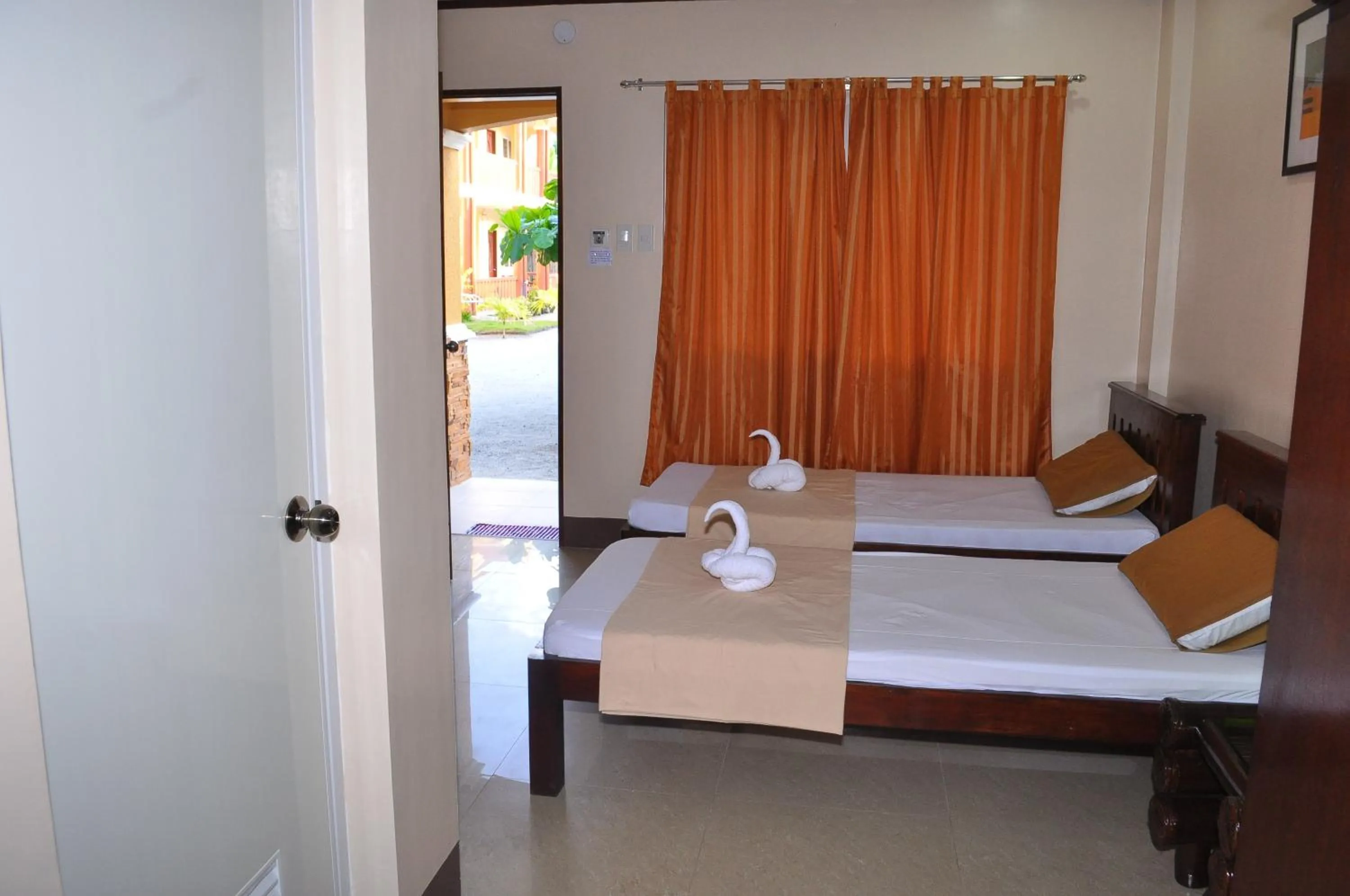 Bed in SLAM'S Garden Dive Resort