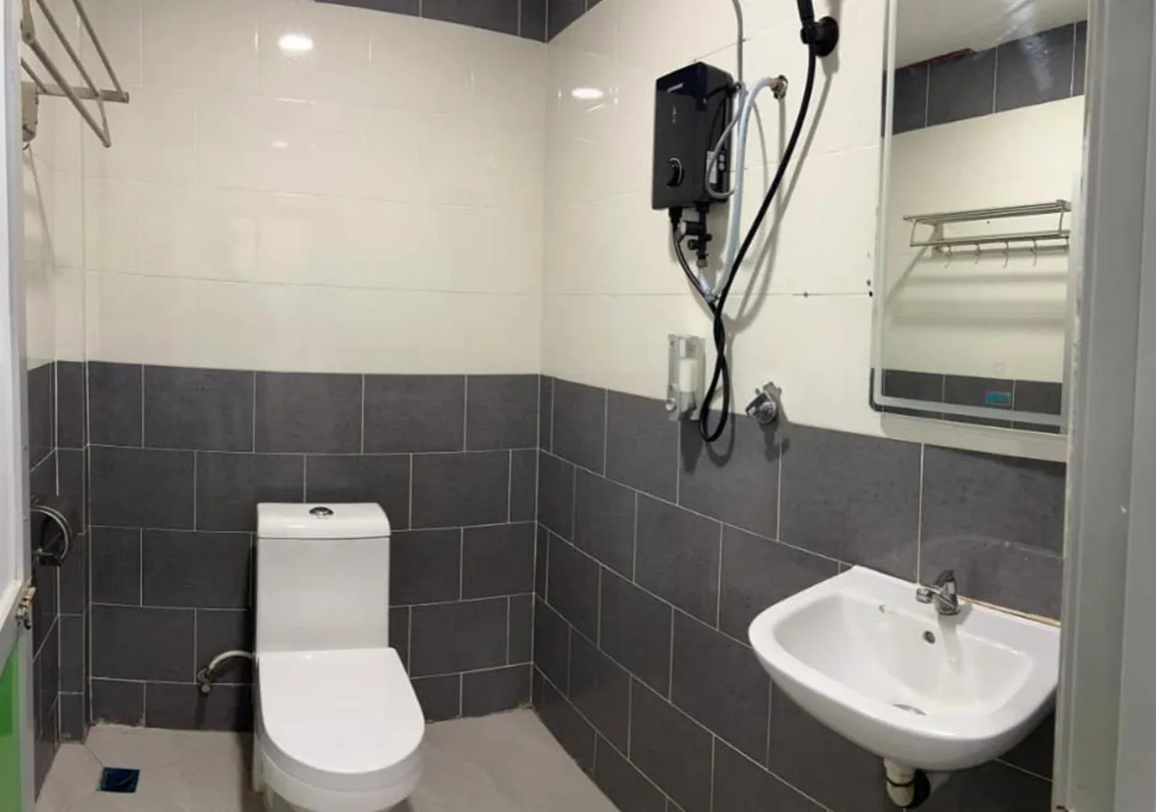 Shower in D'Lima Beach Inn