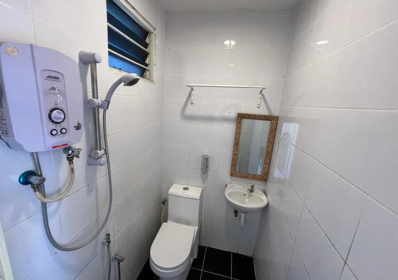 Shower in D'Lima Beach Inn