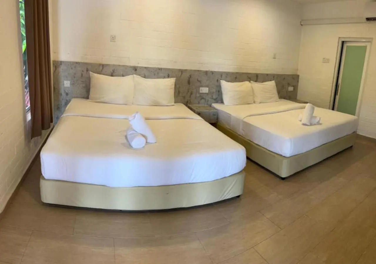 Bed in D'Lima Beach Inn