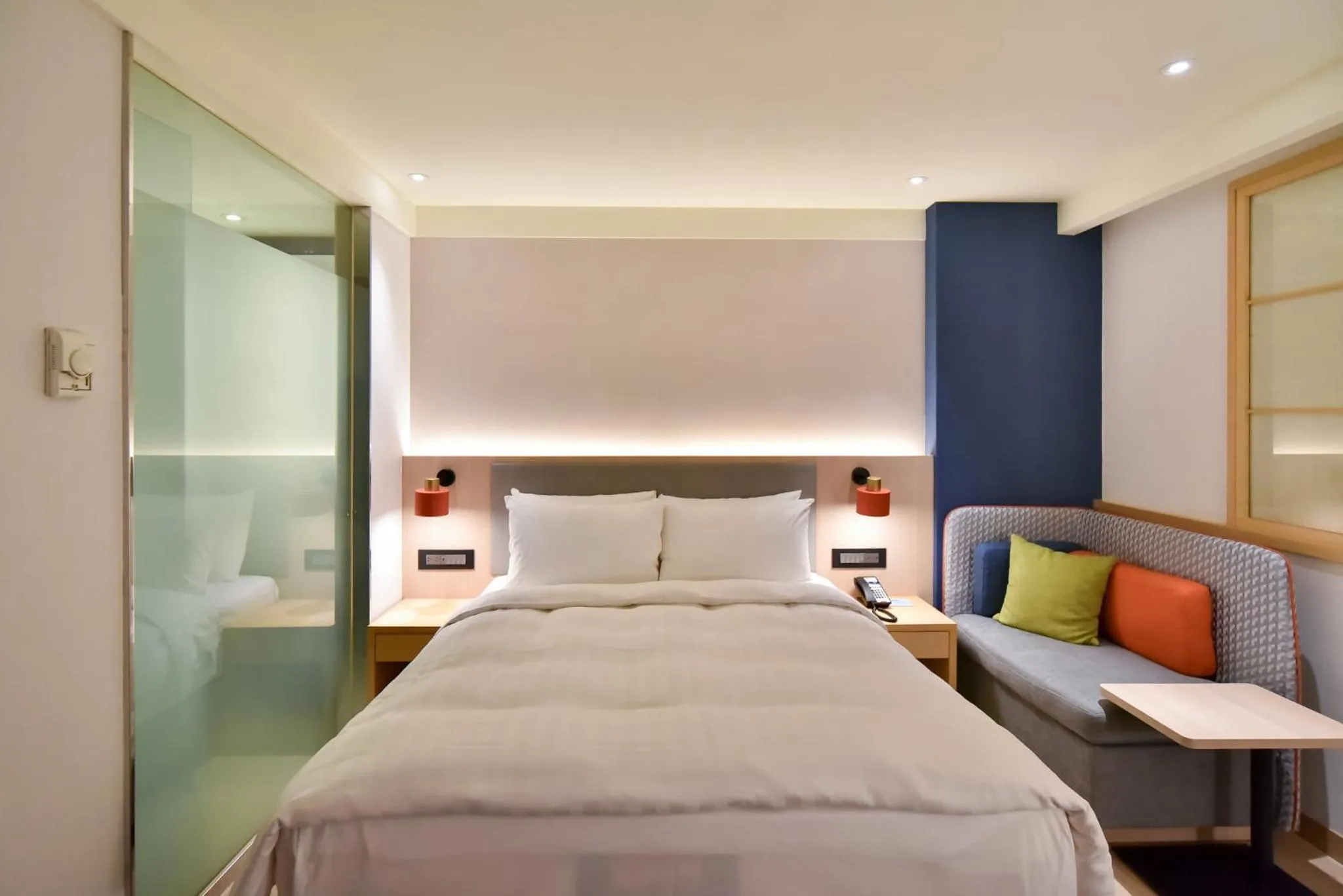 Photo of the whole room, Bed in Holiday Inn Express Taipei Train Station by IHG