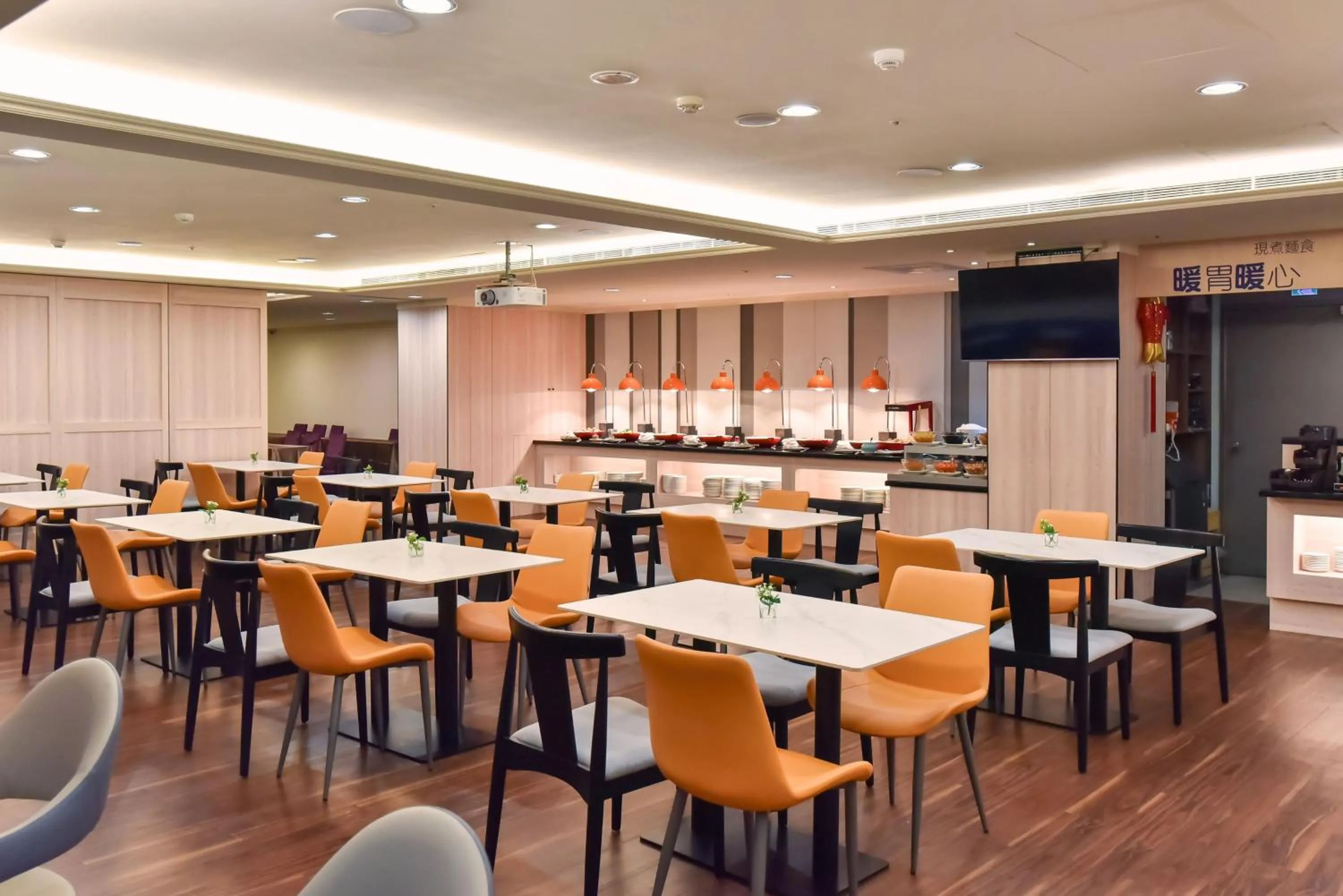 Restaurant/places to eat in Holiday Inn Express Taipei Train Station by IHG