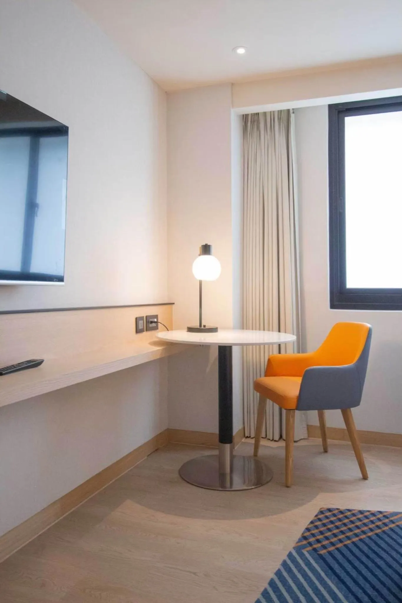 Bed in Holiday Inn Express Taipei Train Station by IHG