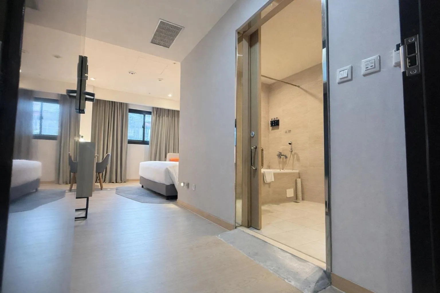 Bed in Holiday Inn Express Taipei Train Station by IHG