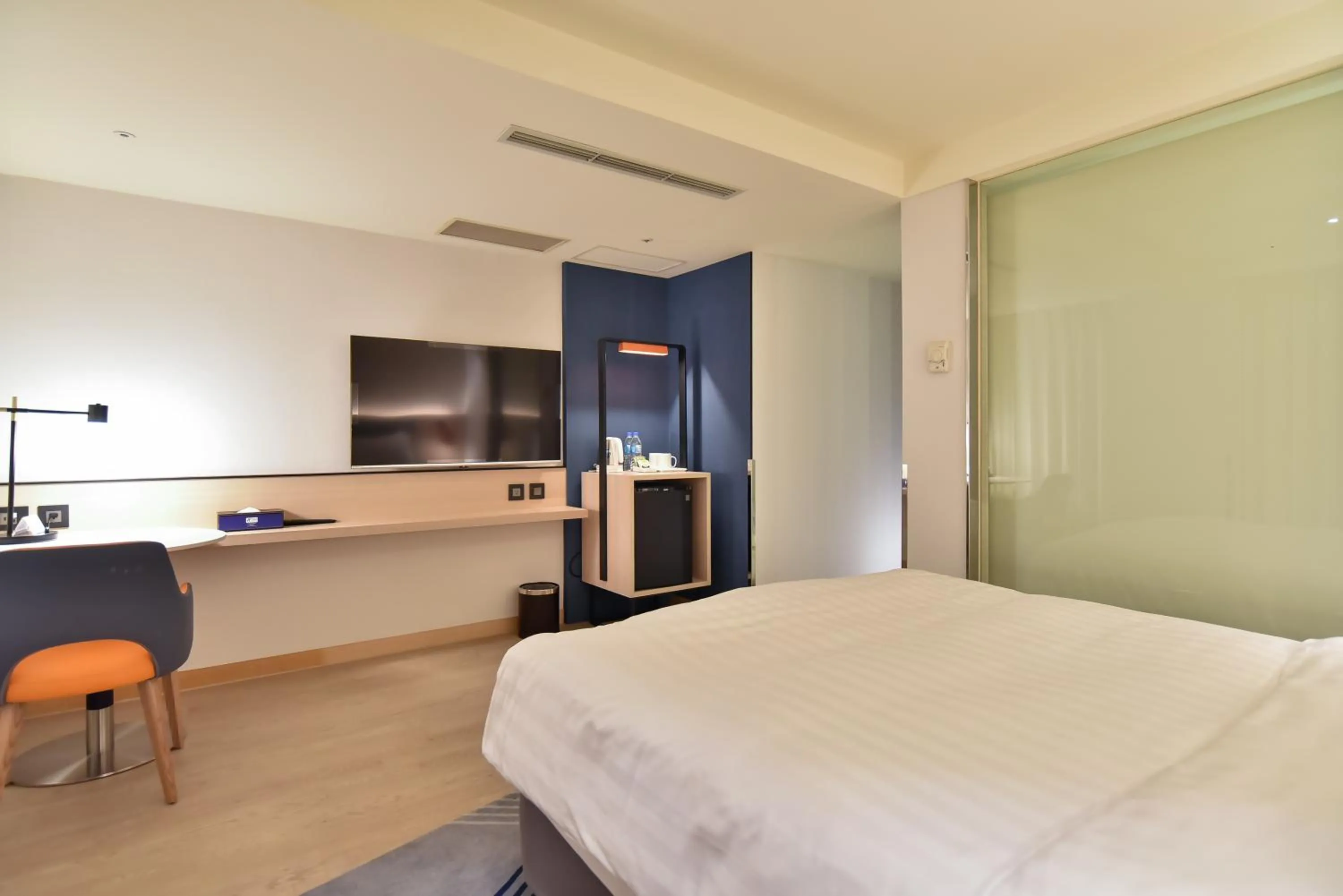 Bed in Holiday Inn Express Taipei Train Station by IHG