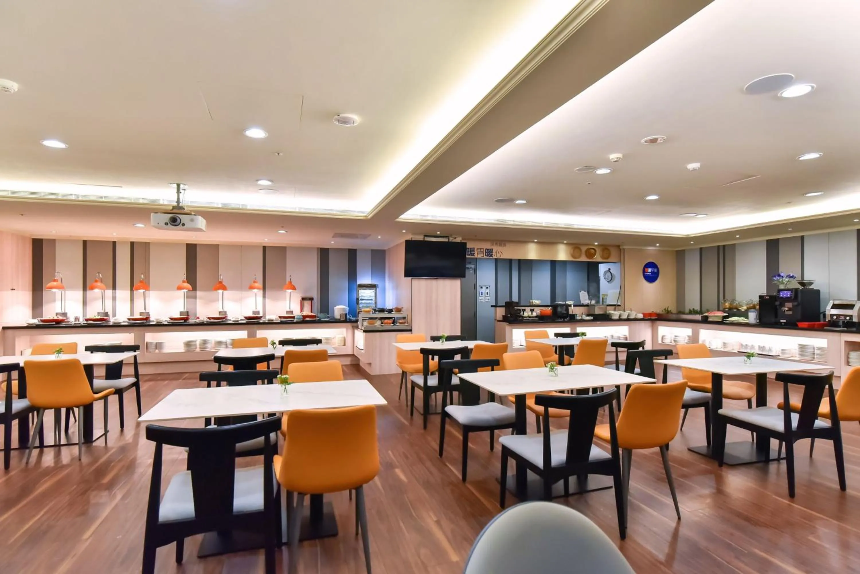Restaurant/places to eat in Holiday Inn Express Taipei Train Station by IHG