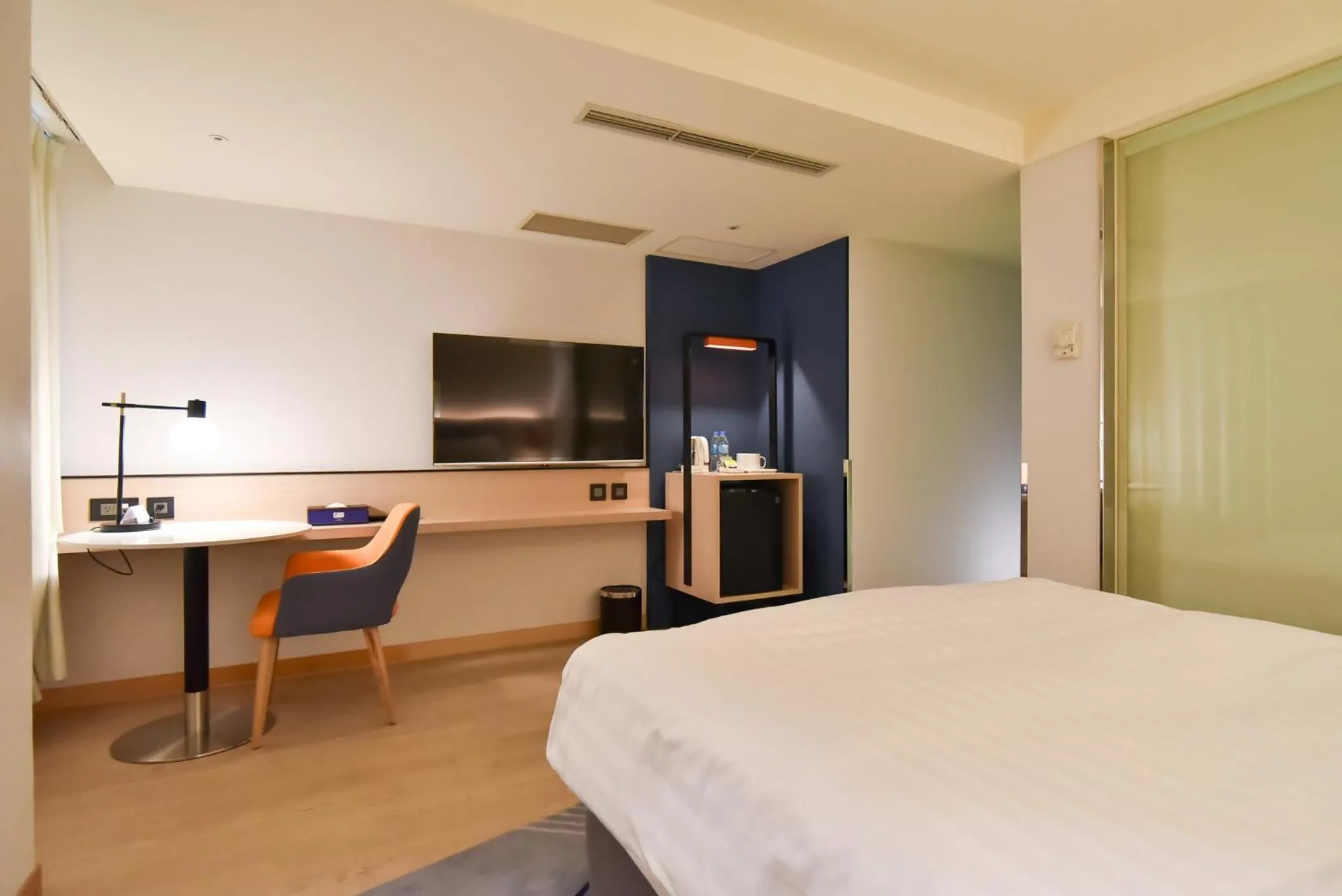 Photo of the whole room, Bed in Holiday Inn Express Taipei Train Station by IHG
