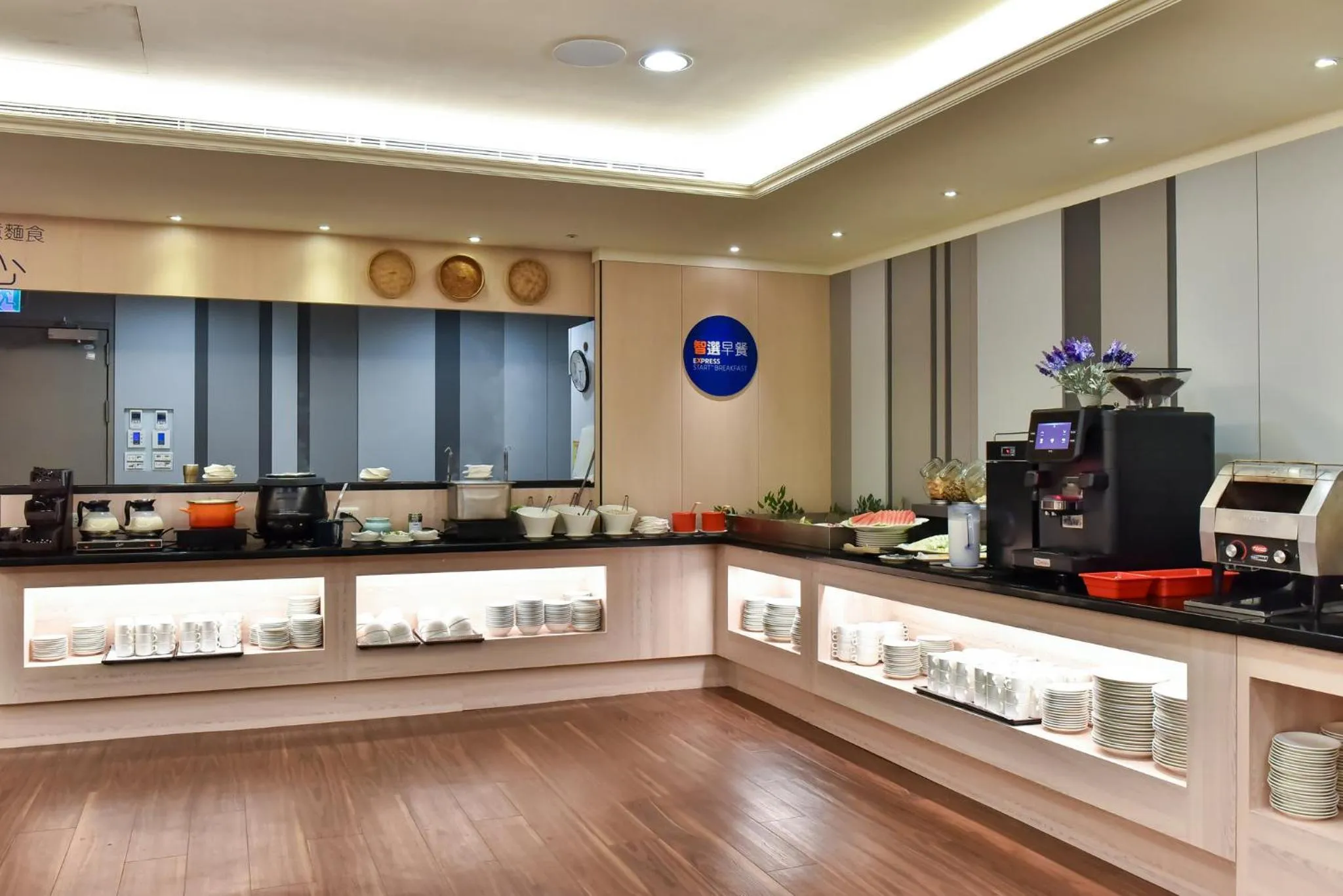 Breakfast in Holiday Inn Express Taipei Train Station by IHG