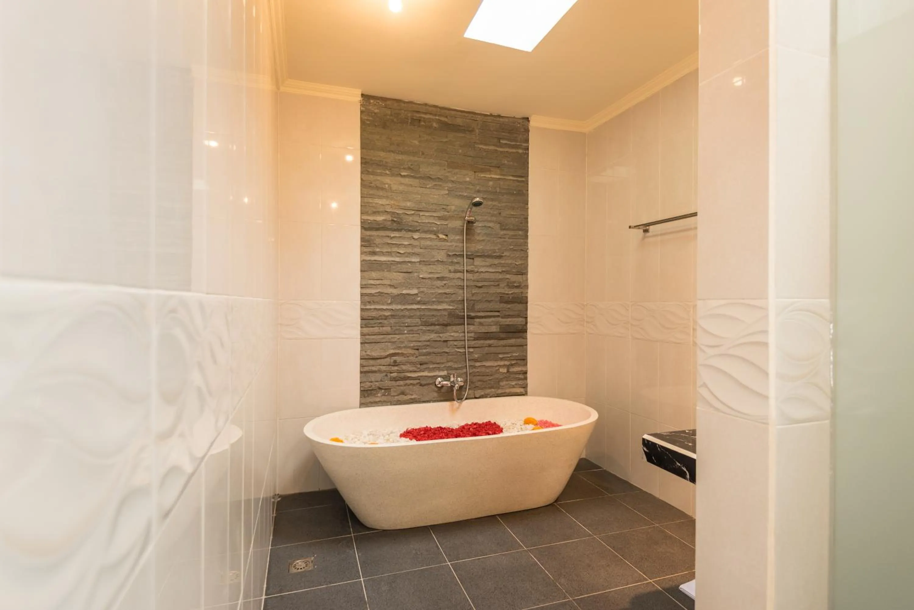 Shower in Secret Bunutan Ubud Villa