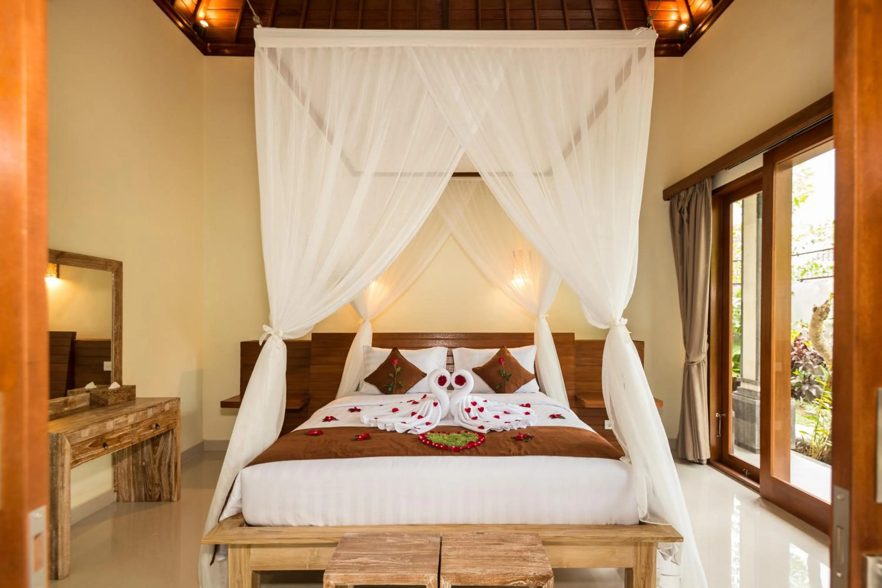 Bed in Secret Bunutan Ubud Villa