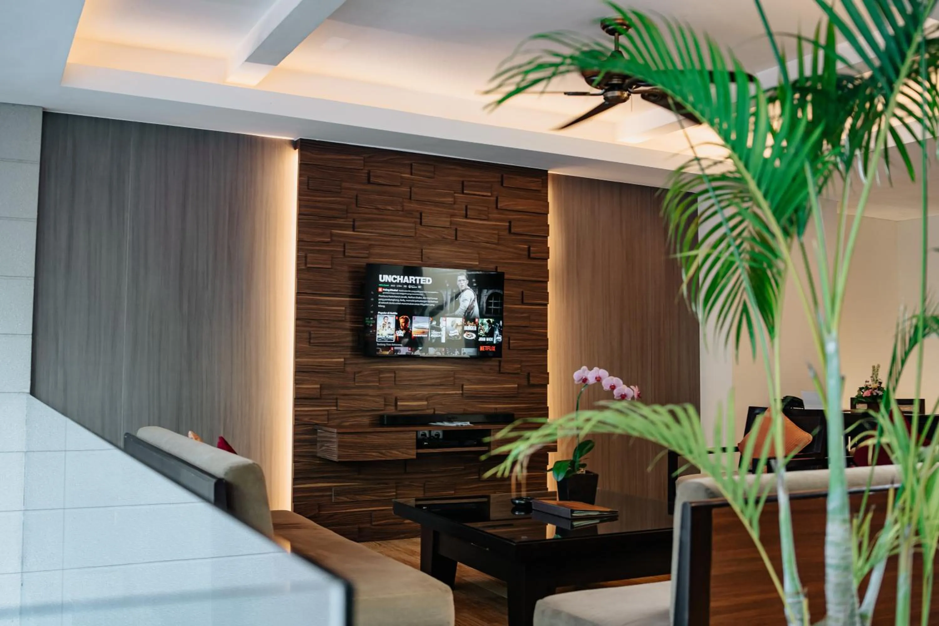 Communal lounge/ TV room, Bed in Villa Kayu Raja