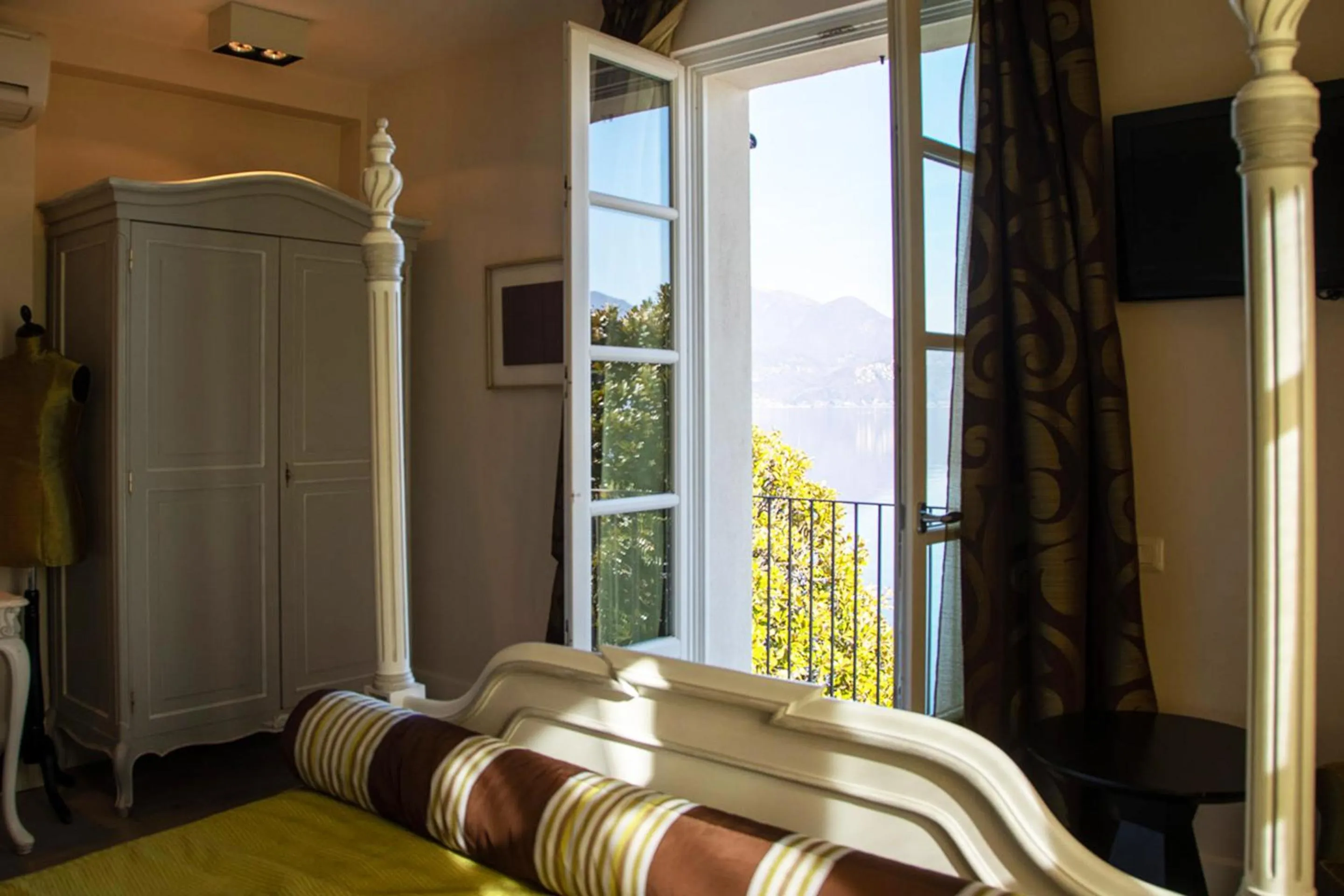 Lake view, Bed in Hotel Arancioamaro