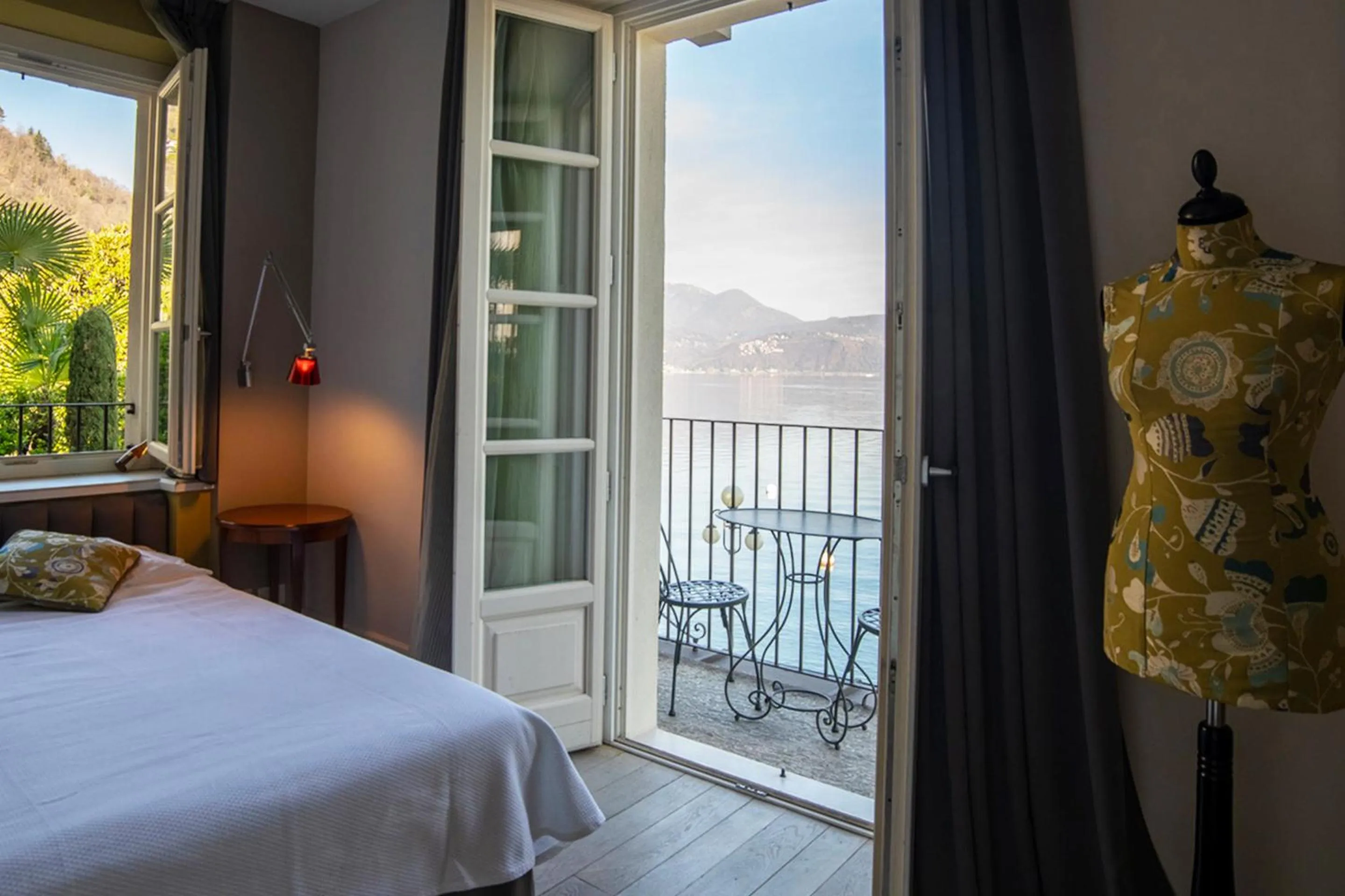 Lake view, Bed in Hotel Arancioamaro