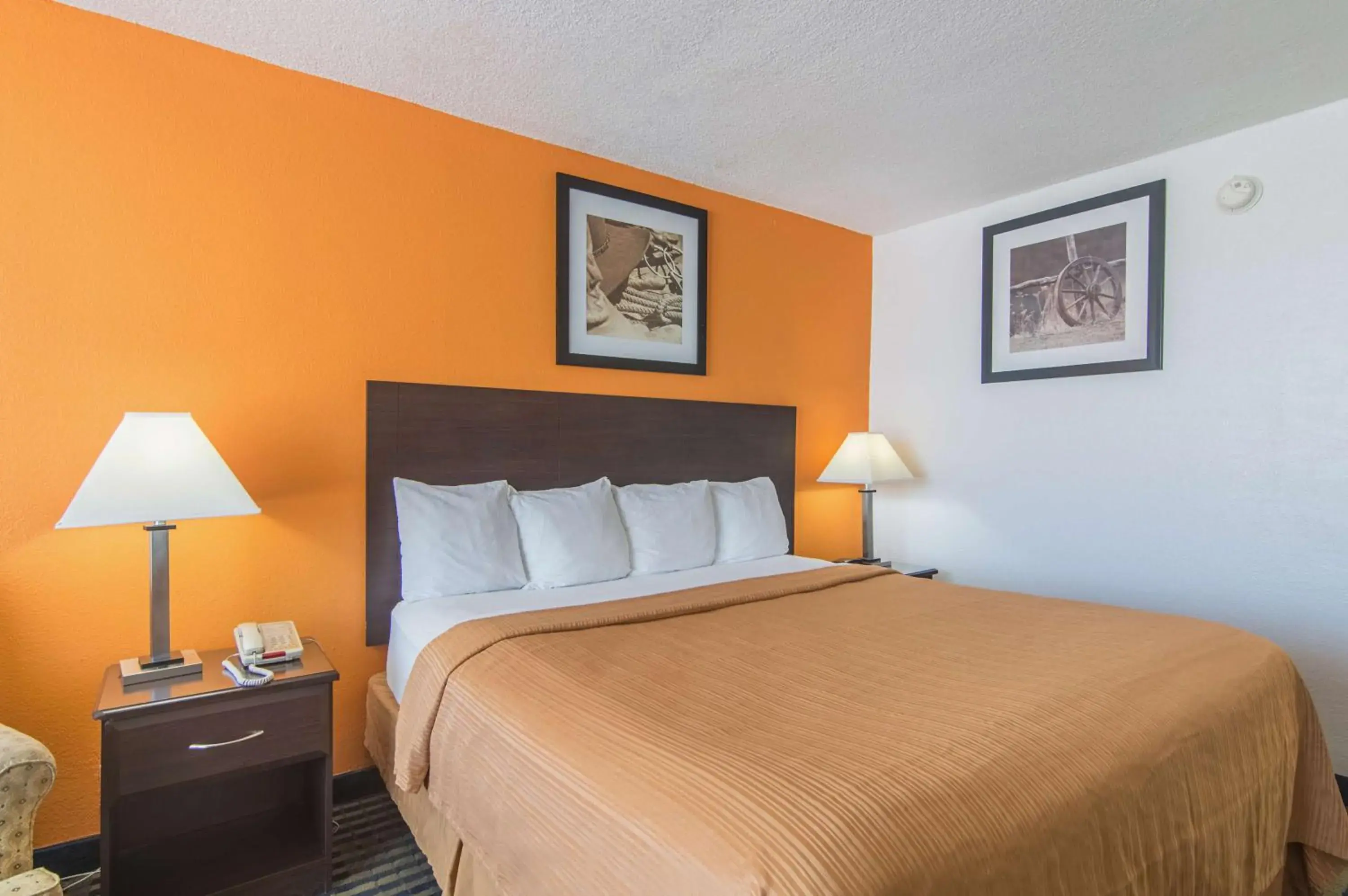 Deluxe Queen Room - single occupancy - Smoking in Motel 6-Liberal, KS Deluxe Queen Room - single occupancy - Smoking in Motel 6-Liberal, KS