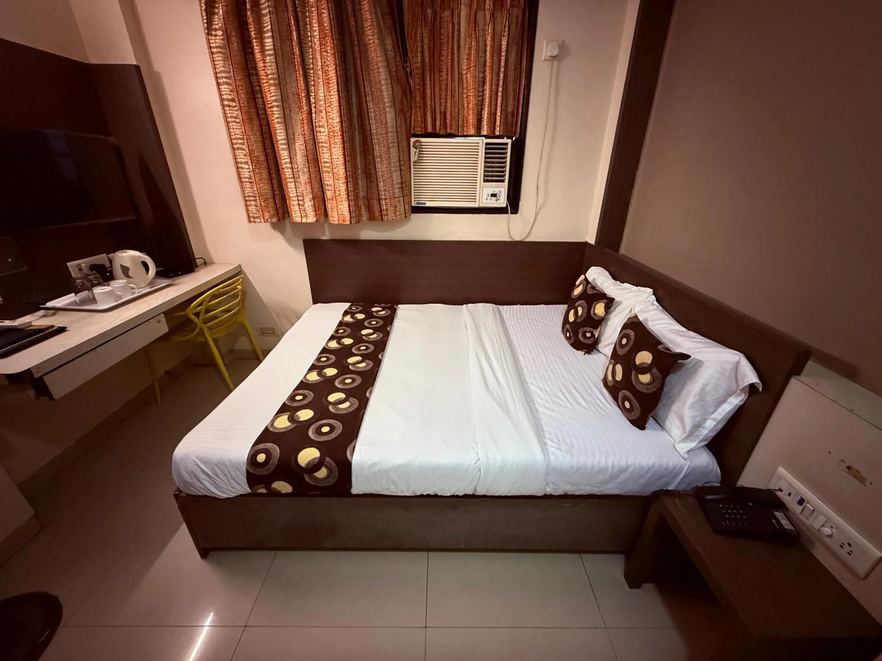 Bed in Hotel Alka Residency