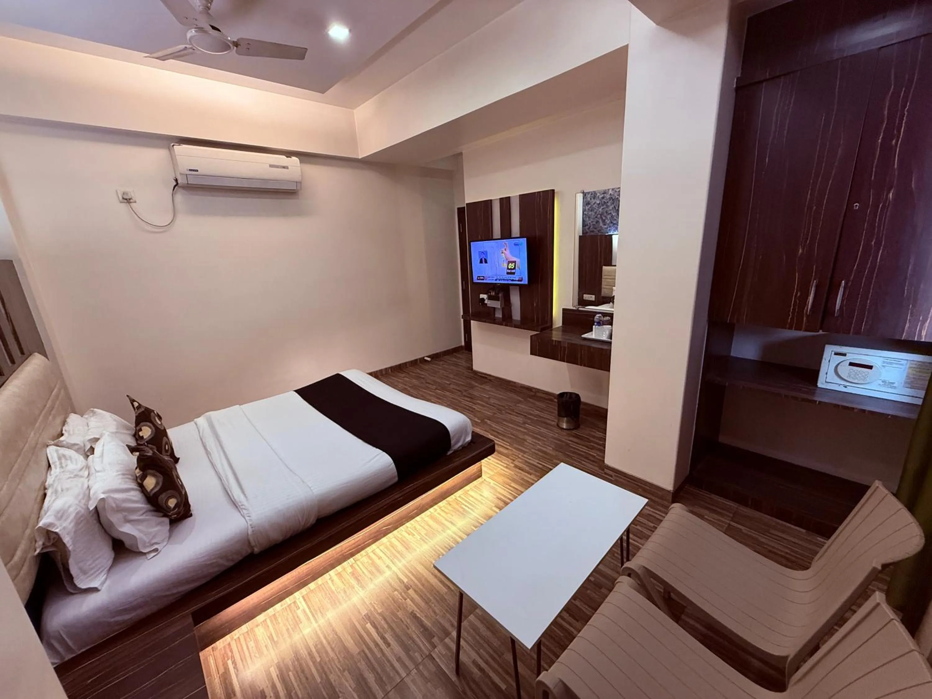 Bed in Hotel Alka Residency