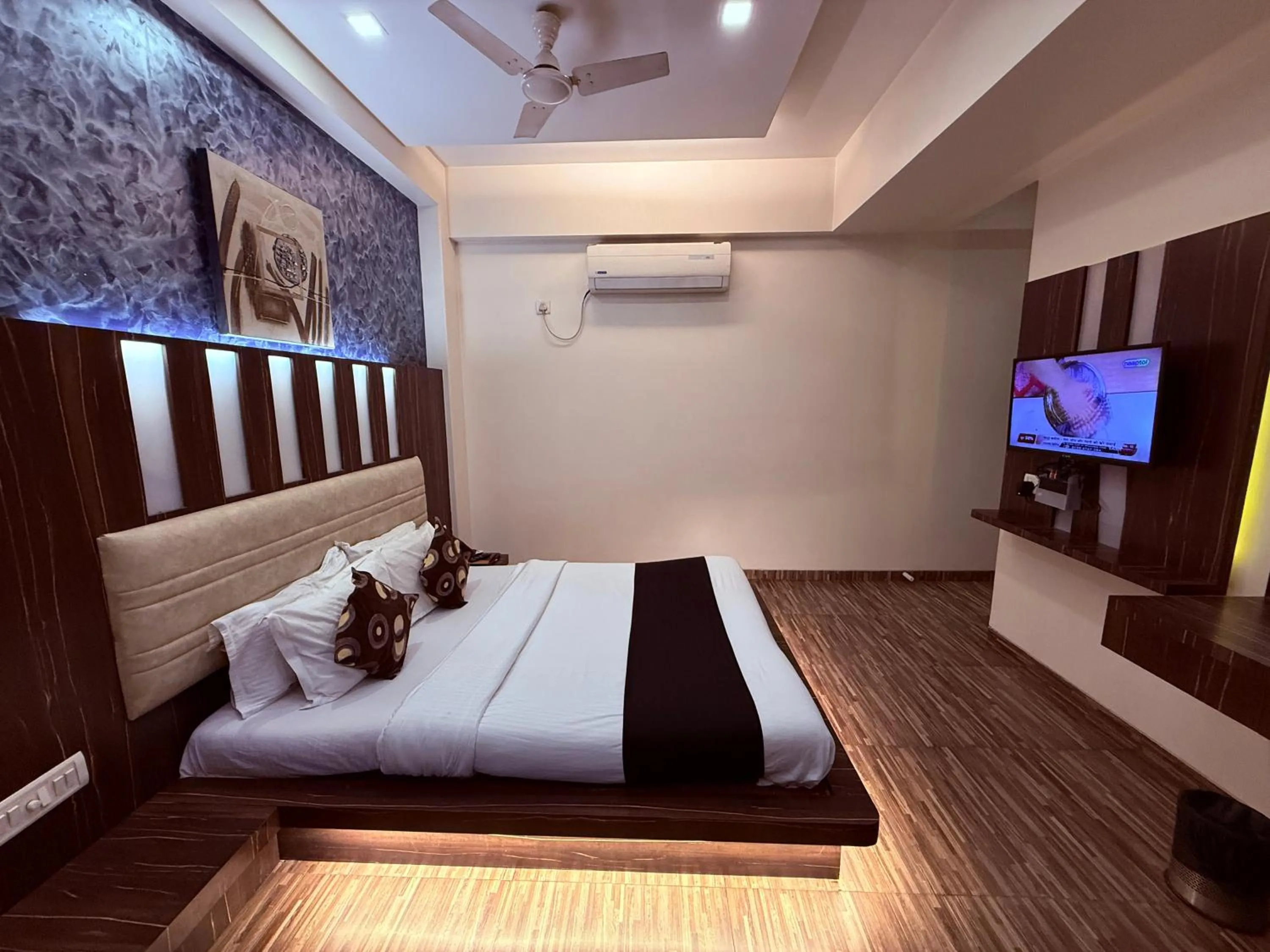 Bed in Hotel Alka Residency