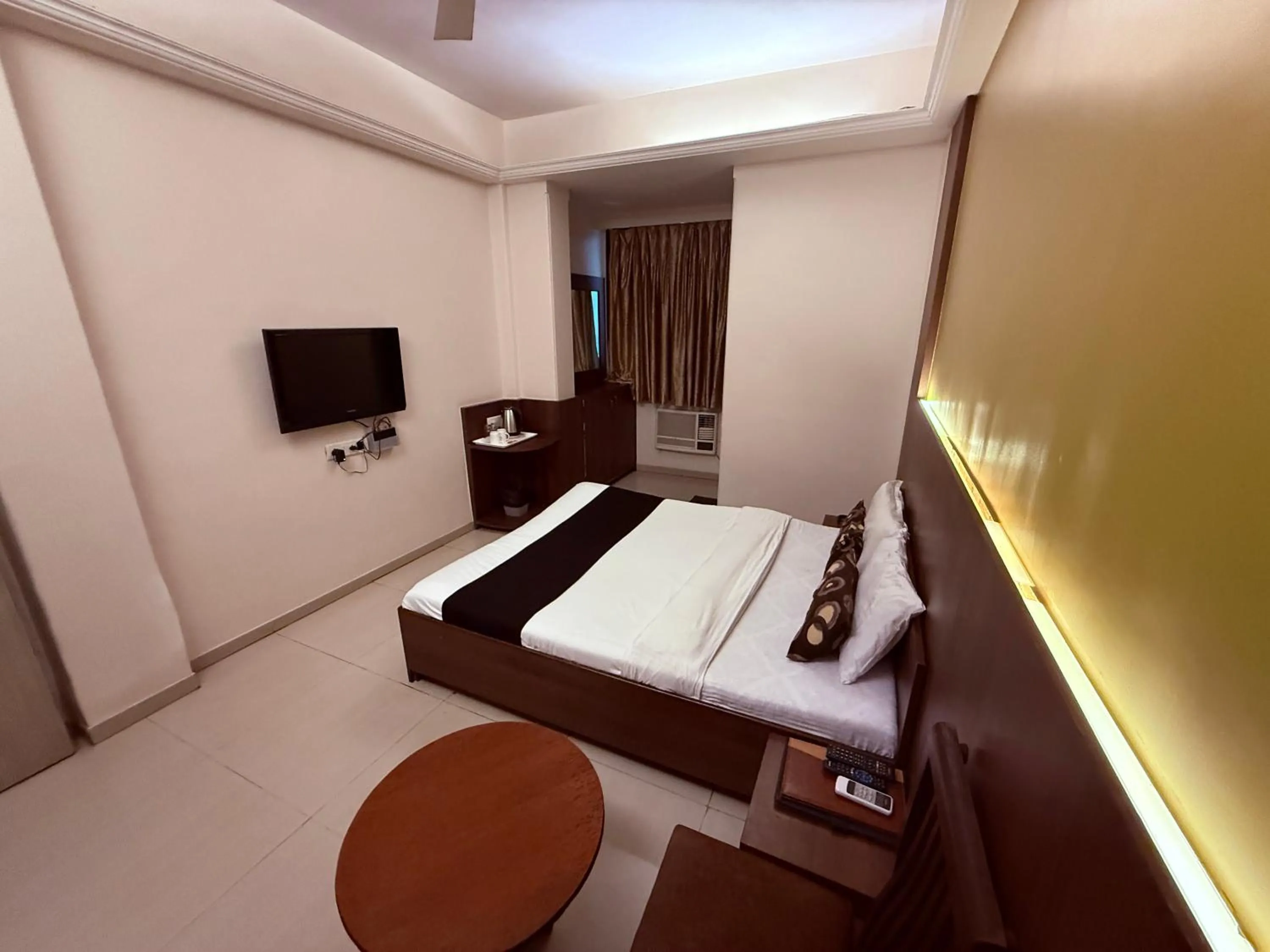 Bed in Hotel Alka Residency