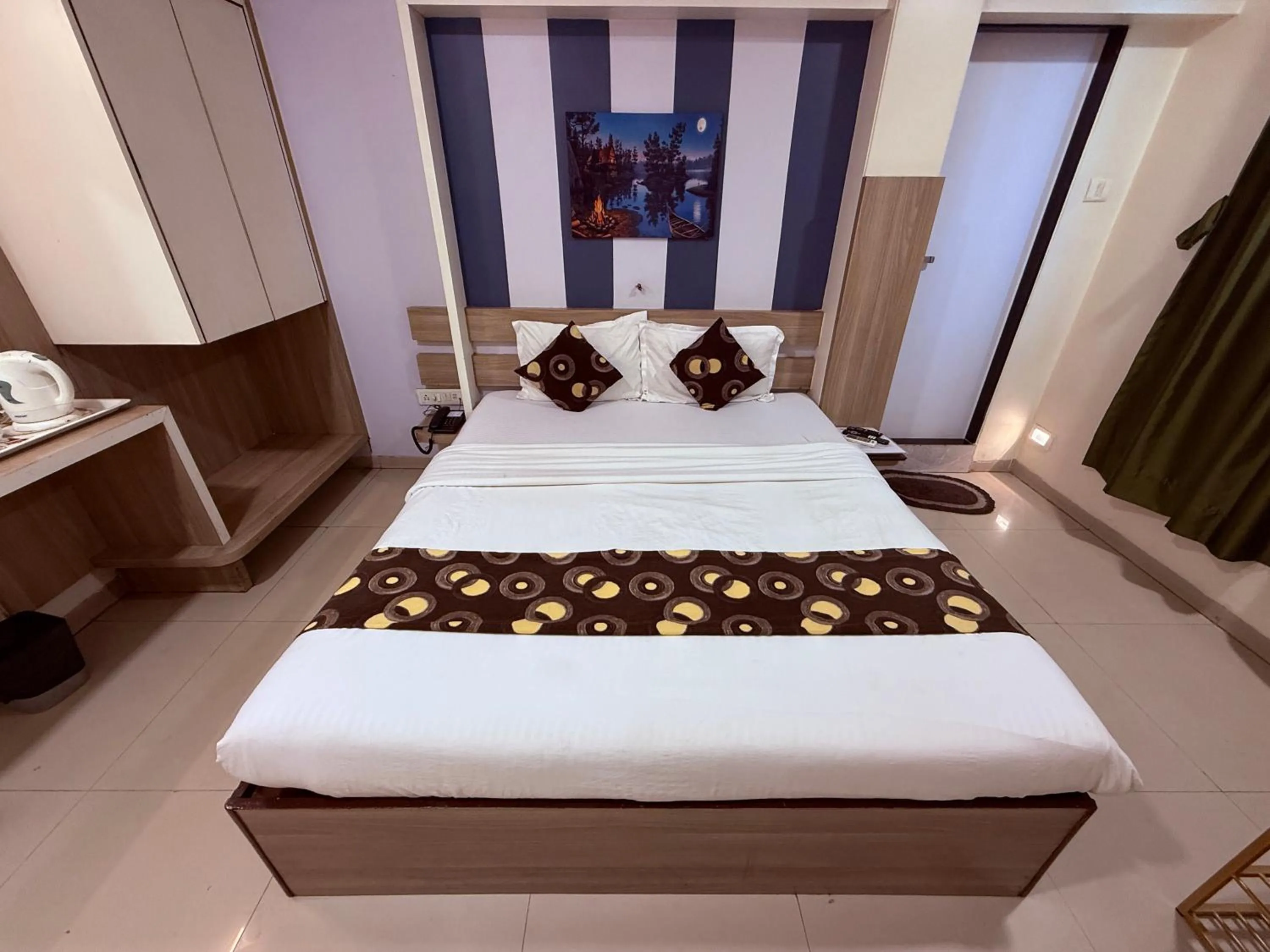 Bed in Hotel Alka Residency