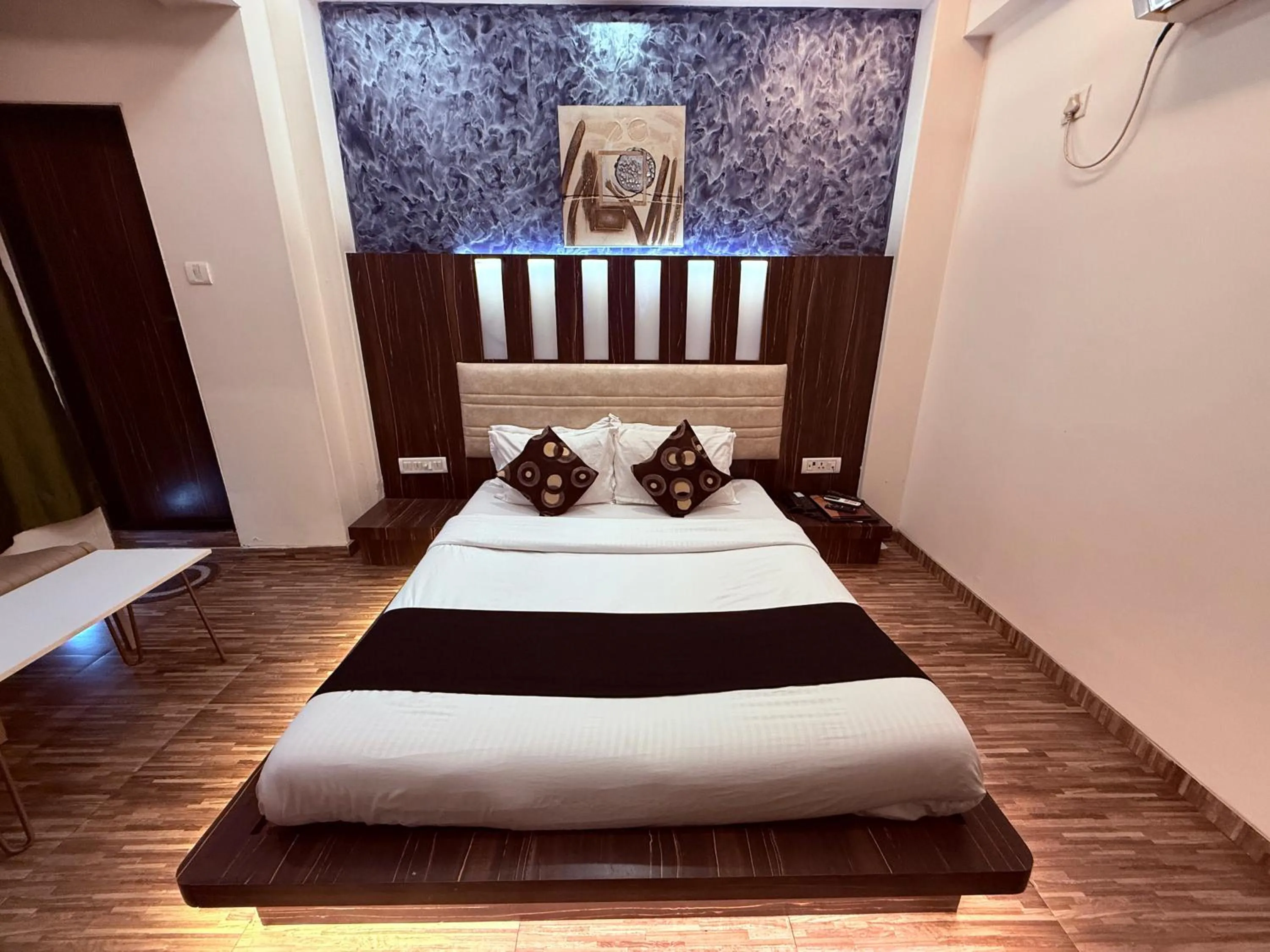 Bed in Hotel Alka Residency