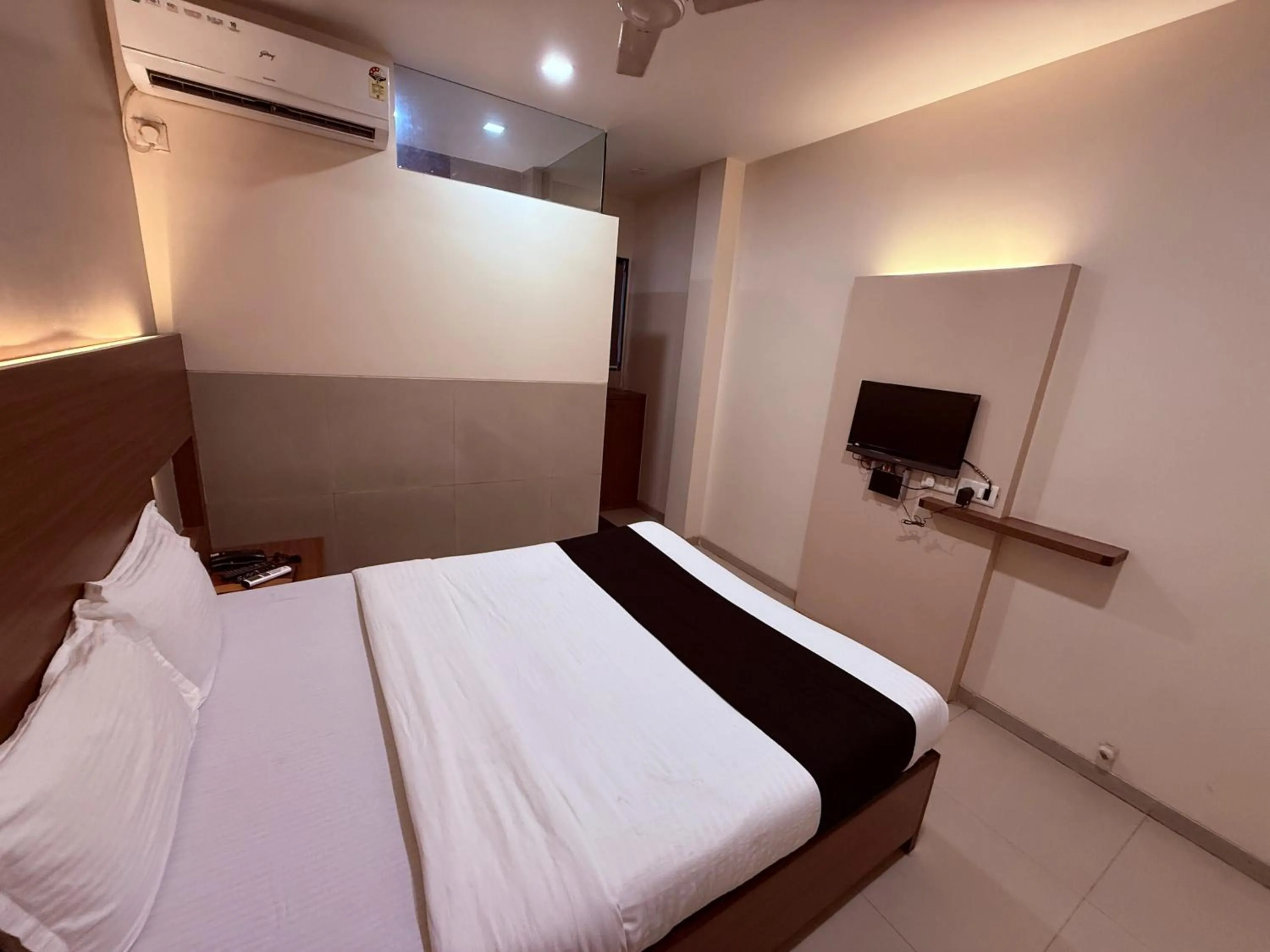 Bed in Hotel Alka Residency