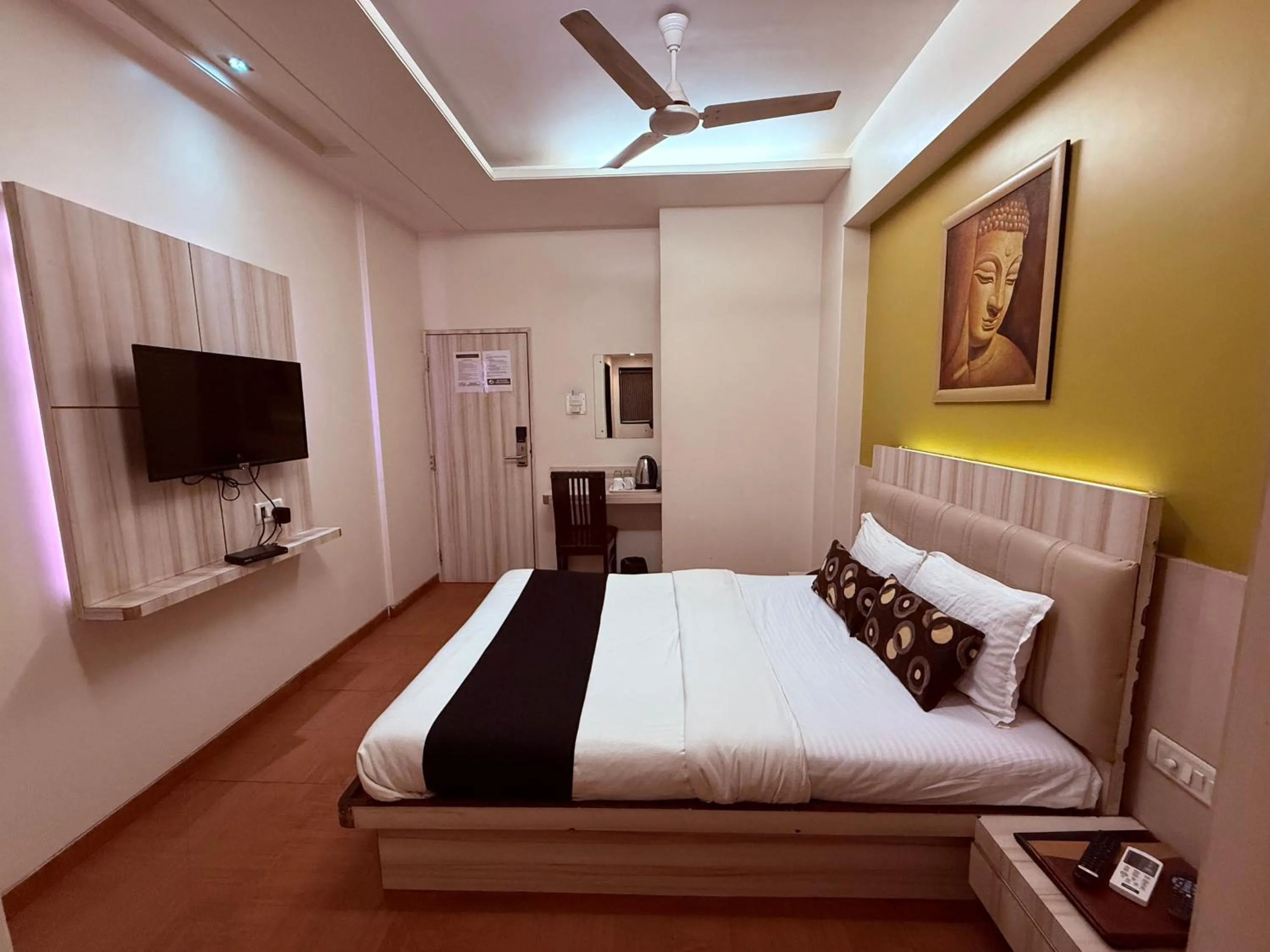 Bed in Hotel Alka Residency