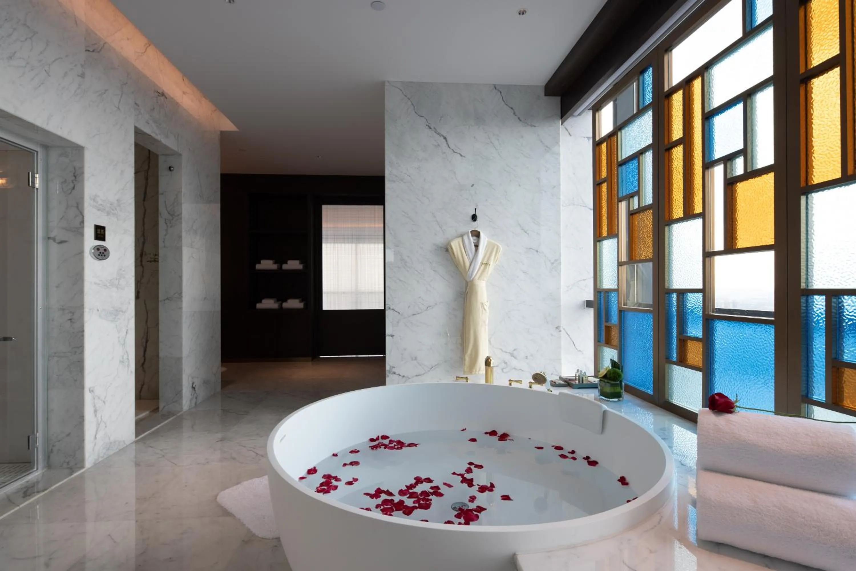 Bath, Bed in CYNN XANADU Hotel Chengdu