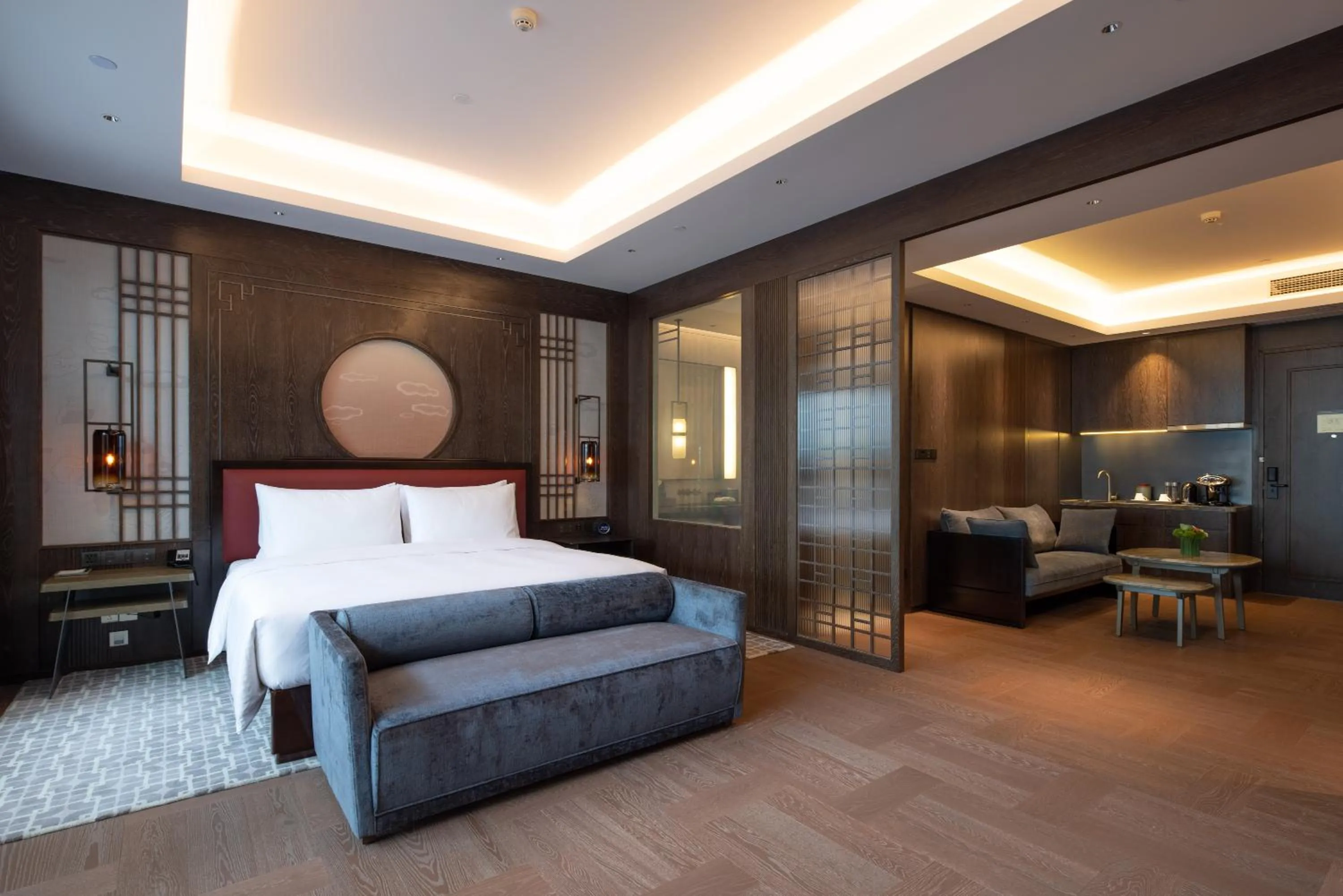 Photo of the whole room, Bed in CYNN XANADU Hotel Chengdu