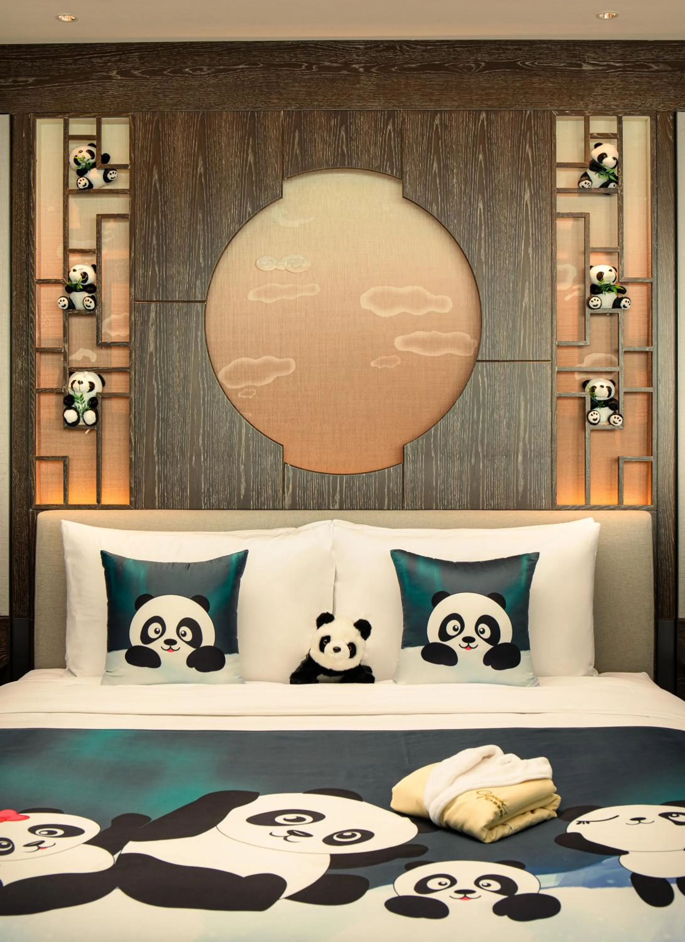 Photo of the whole room, Bed in CYNN XANADU Hotel Chengdu