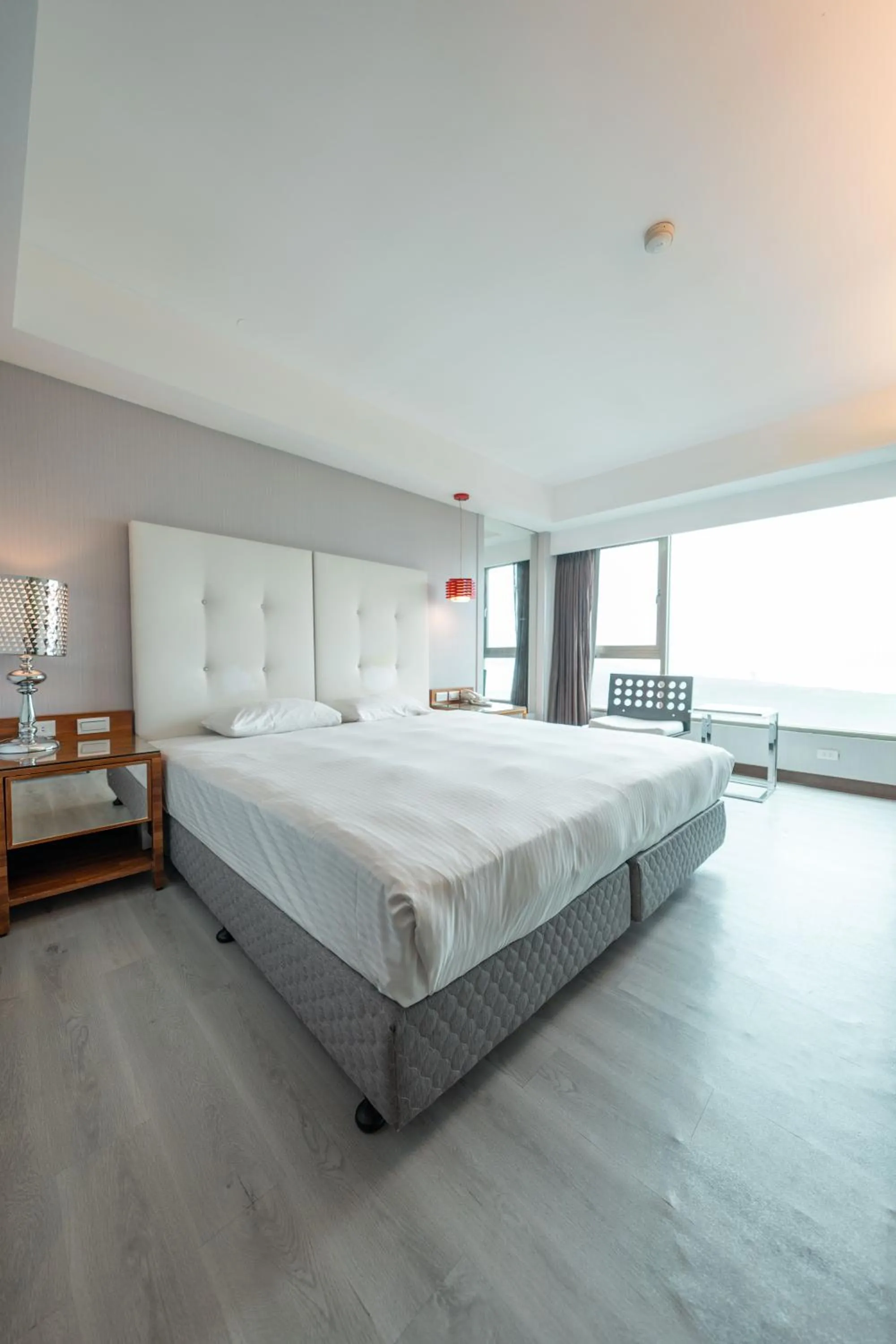 Photo of the whole room, Bed in 觀海樓海景大飯店 Hotel Cloud Riverside