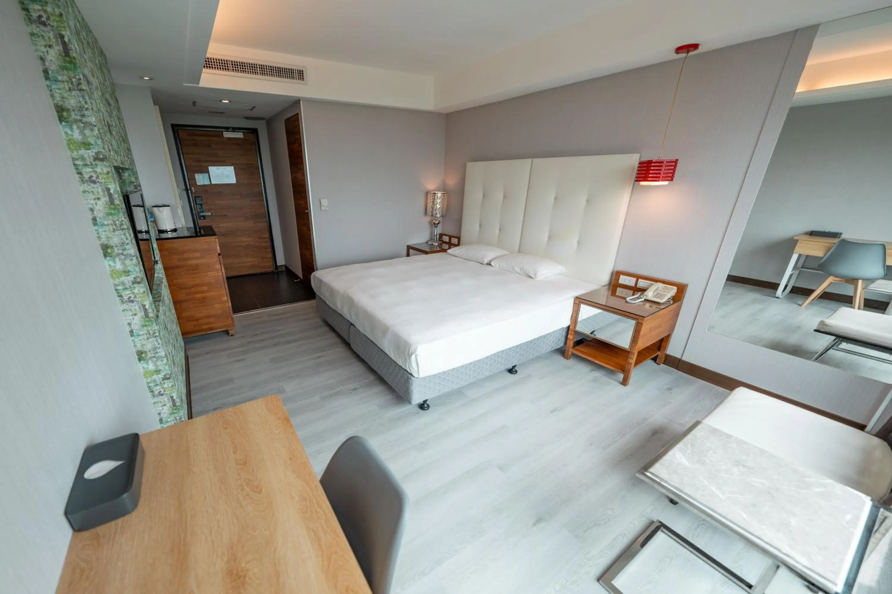 Photo of the whole room, Bed in 觀海樓海景大飯店 Hotel Cloud Riverside