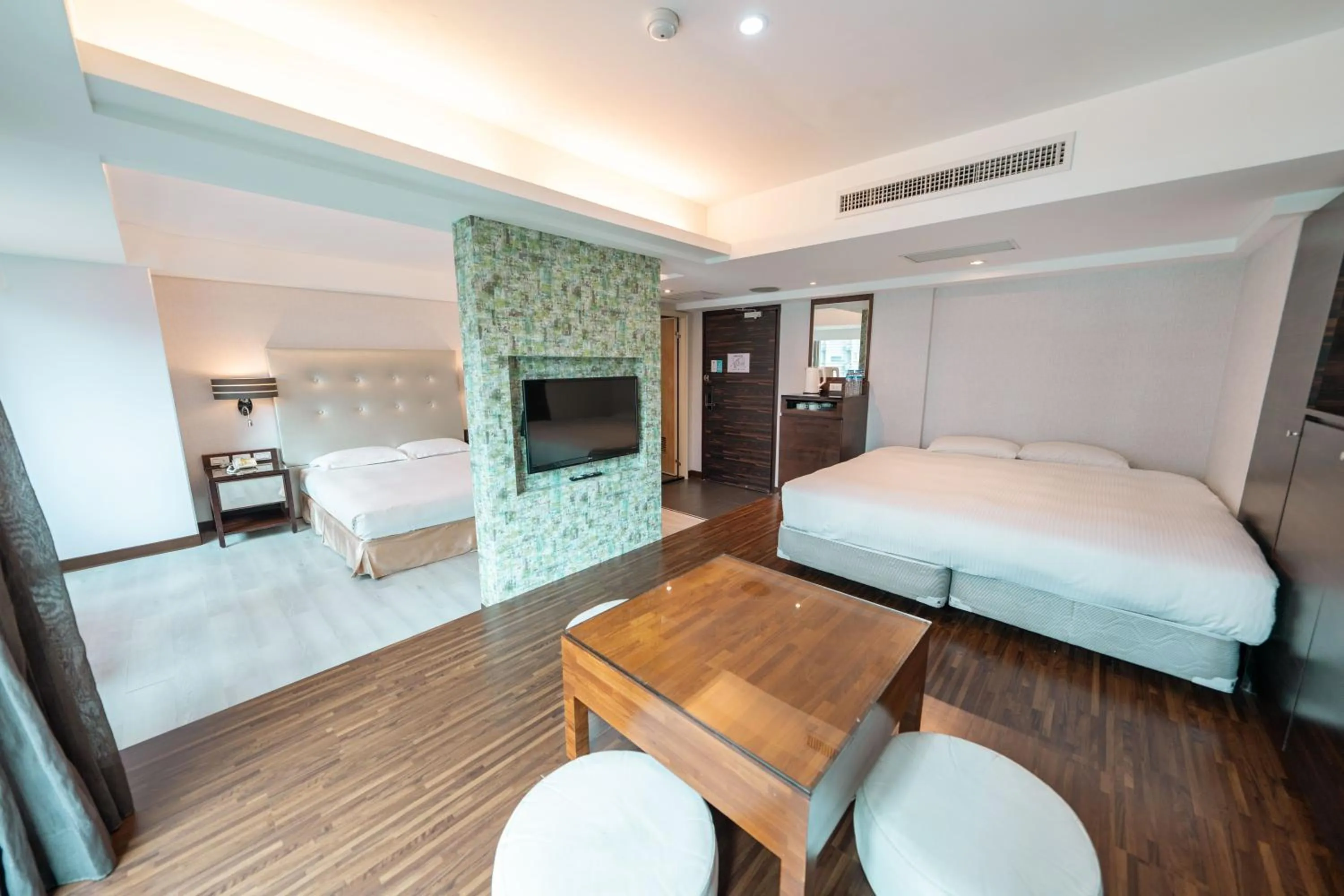 Photo of the whole room, Bed in 觀海樓海景大飯店 Hotel Cloud Riverside