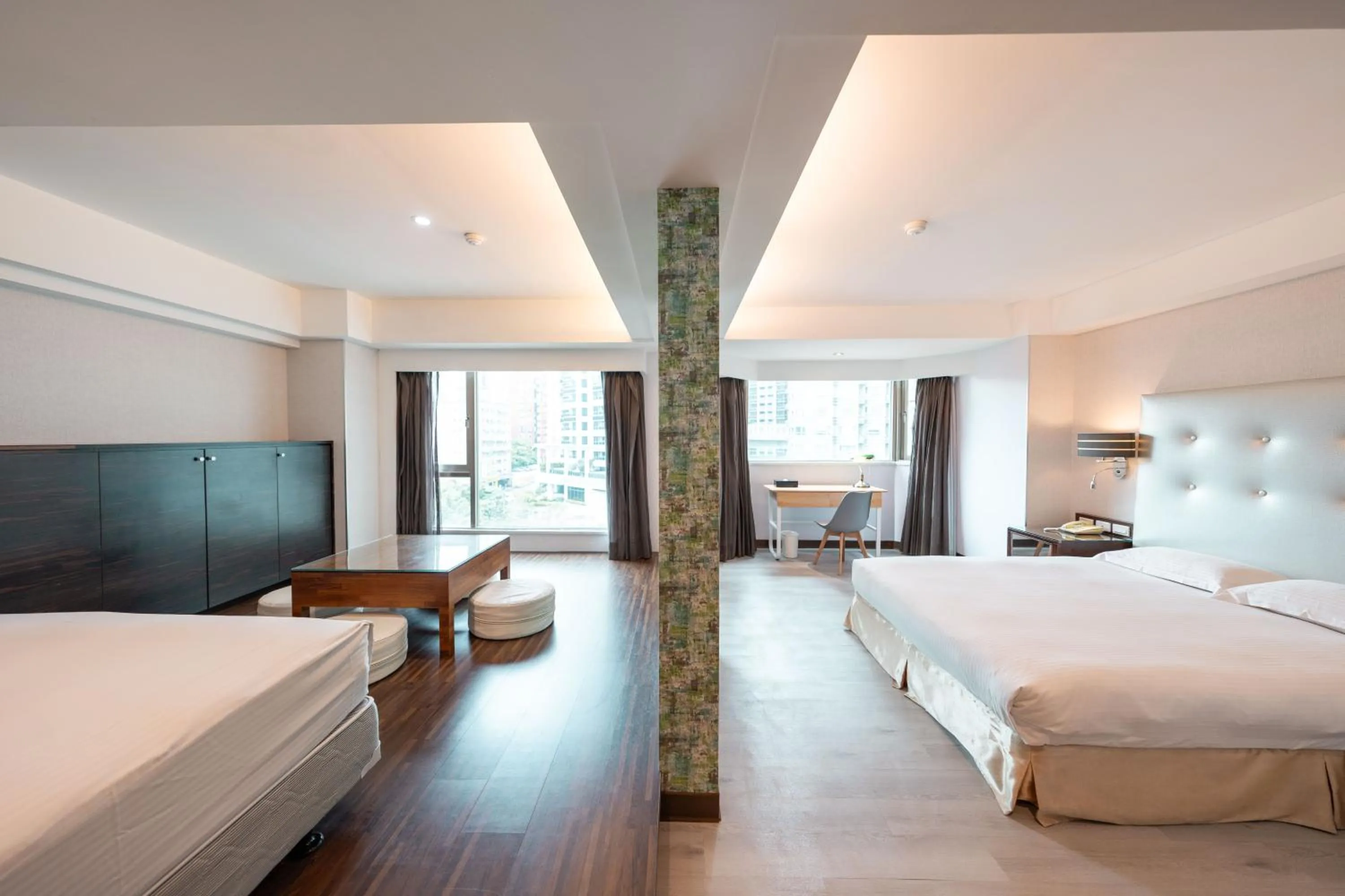 Photo of the whole room, Bed in 觀海樓海景大飯店 Hotel Cloud Riverside