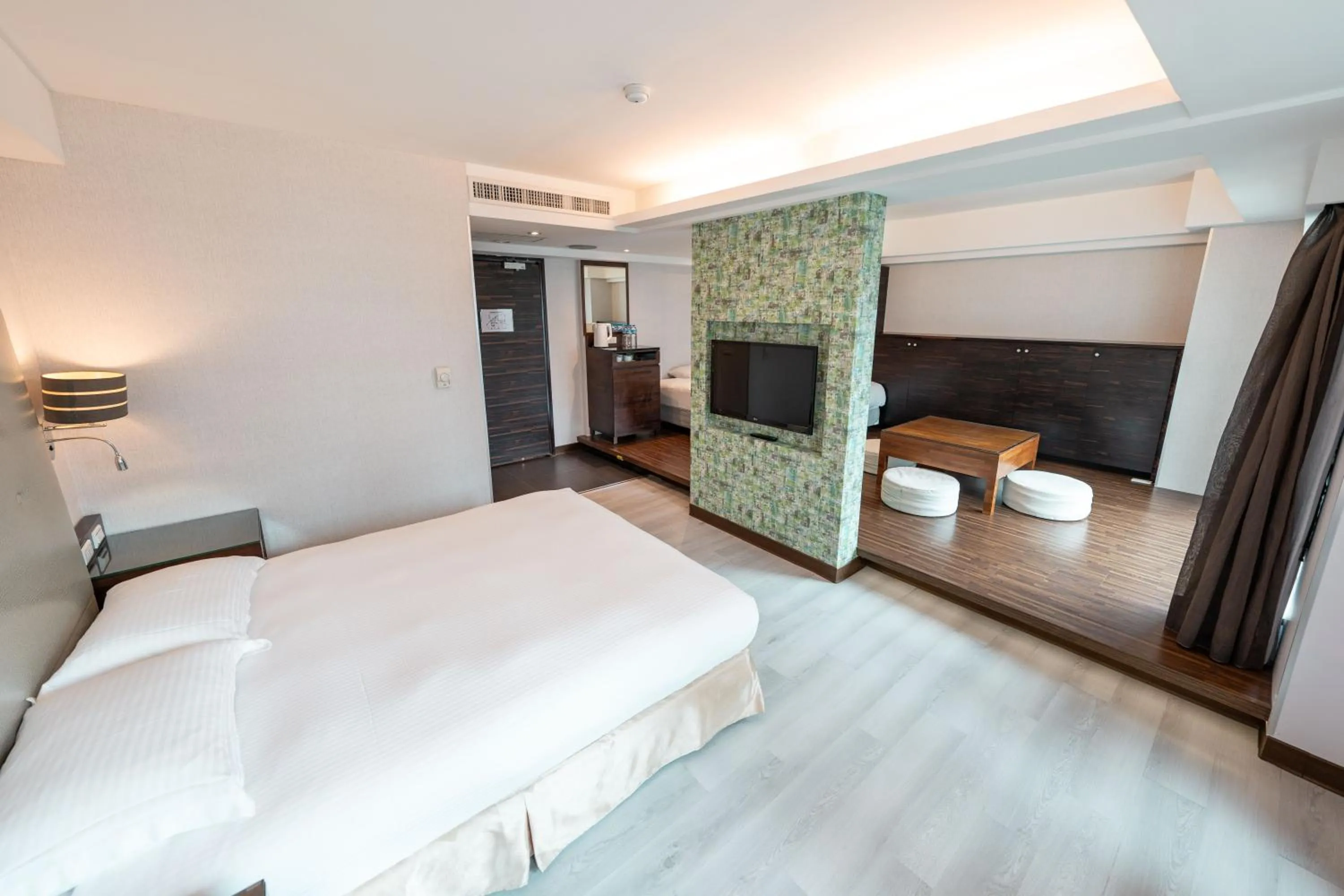 Photo of the whole room, Bed in 觀海樓海景大飯店 Hotel Cloud Riverside