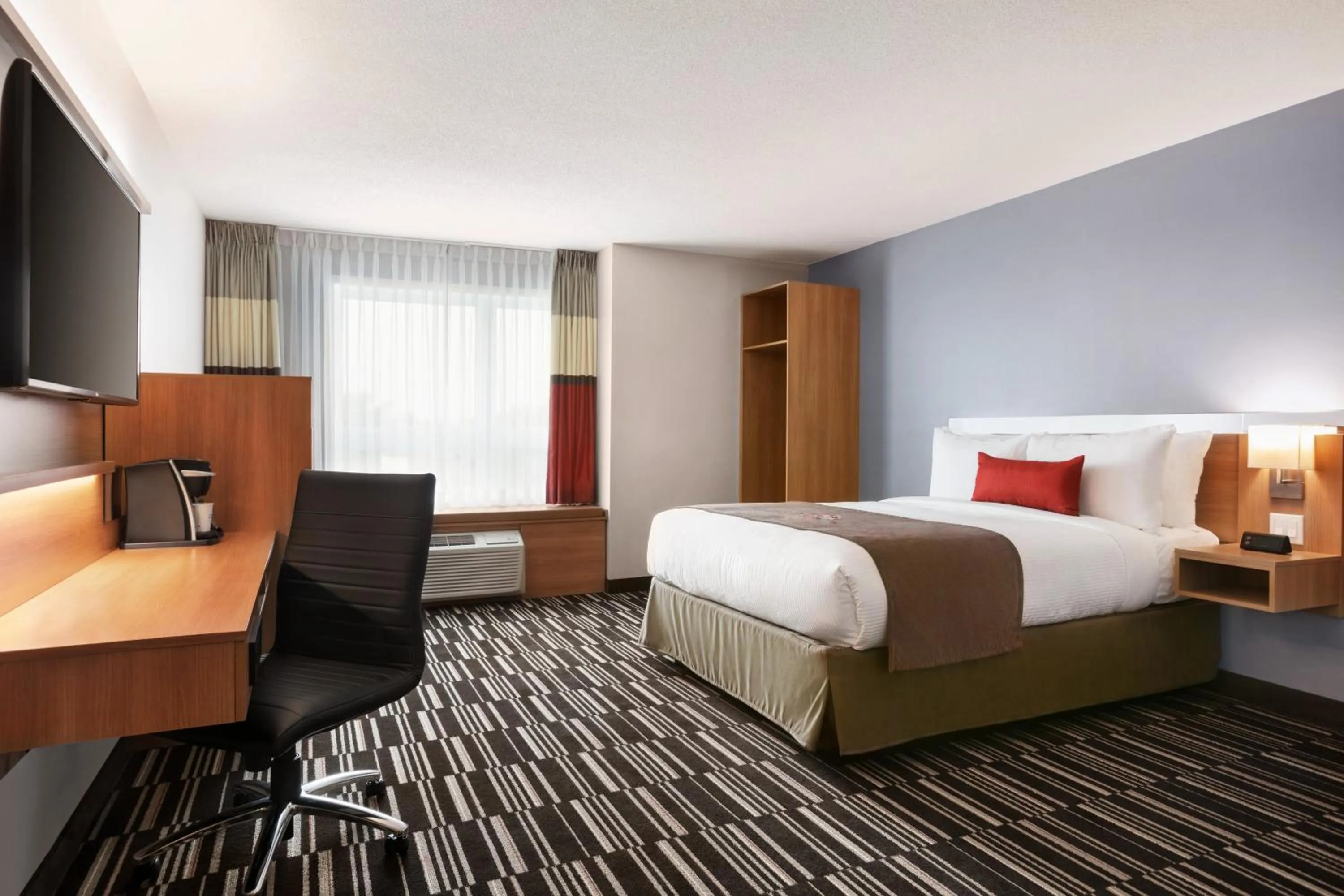Bed in Microtel Inn & Suites by Wyndham Val-d Or