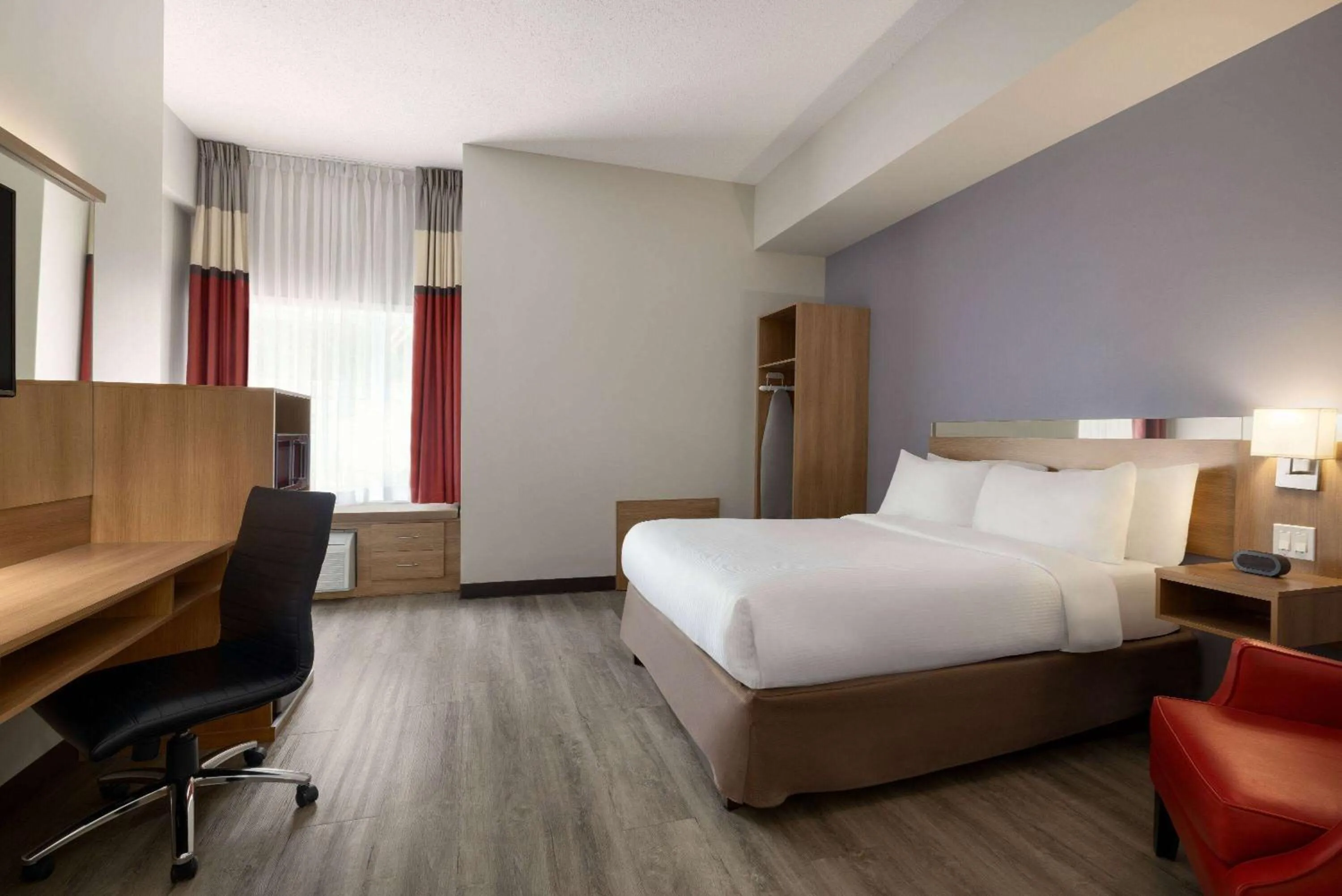 Photo of the whole room, Bed in Microtel Inn & Suites by Wyndham Val-d Or