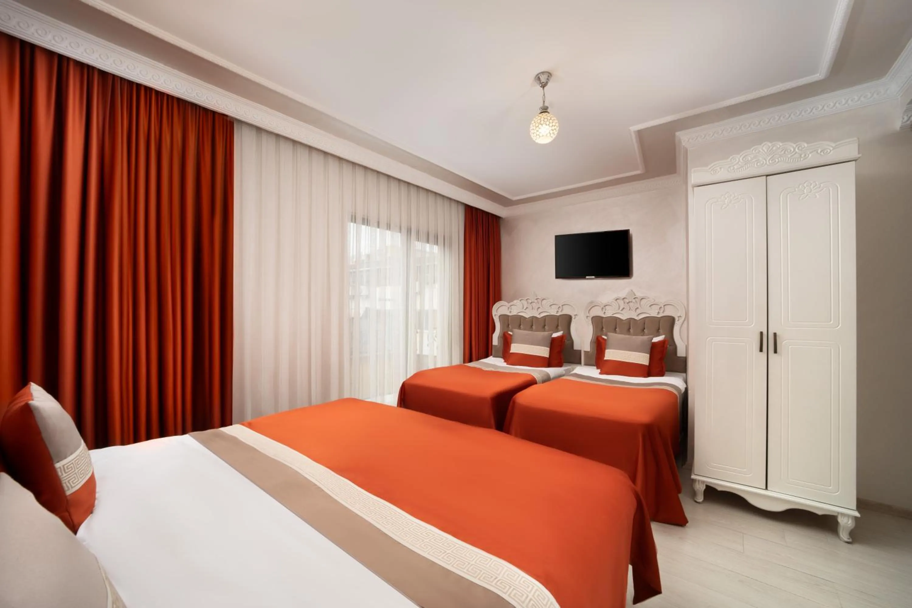 Photo of the whole room, Bed in Deluxe Newport Hotel - Old City