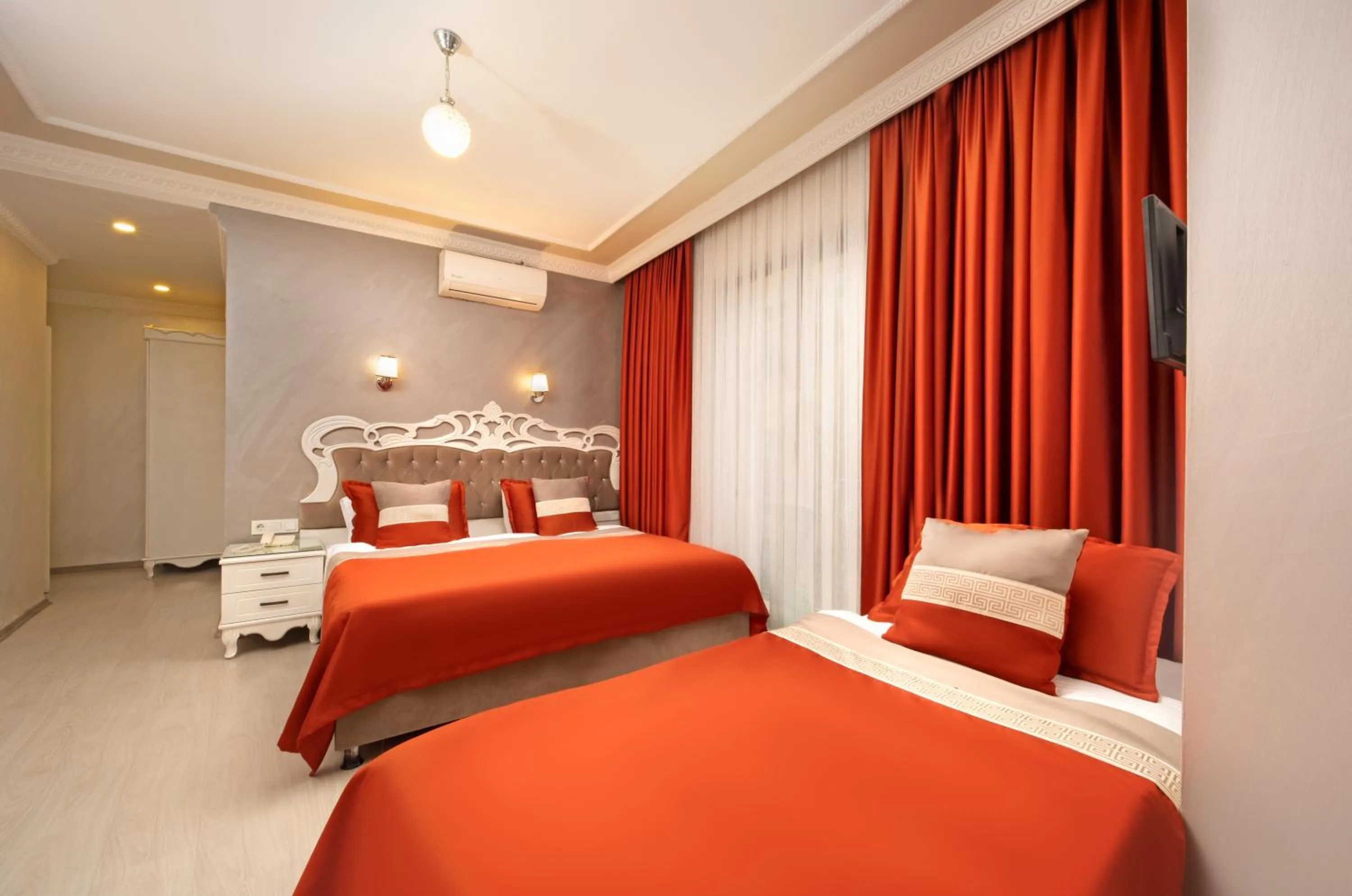 Photo of the whole room, Bed in Deluxe Newport Hotel - Old City