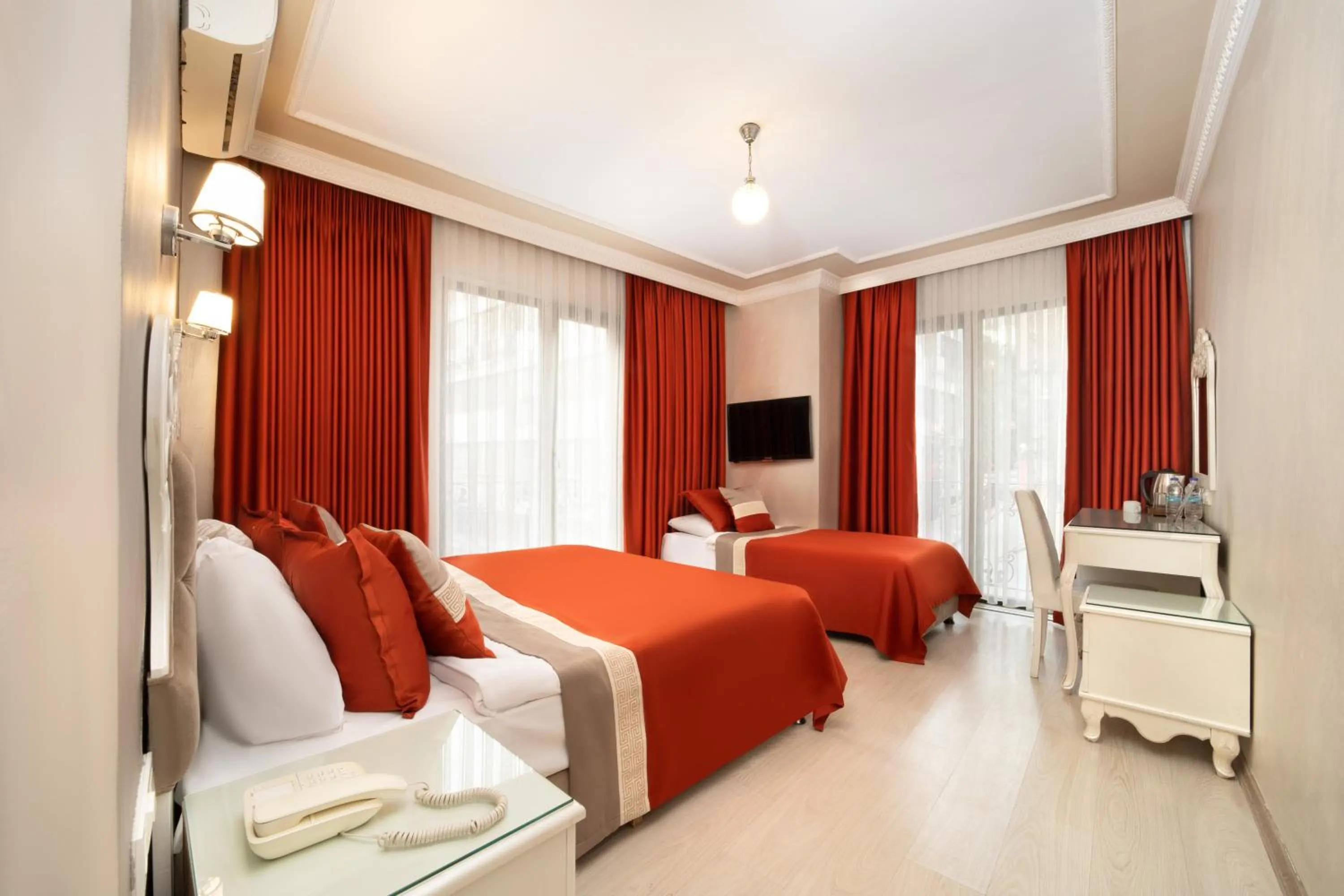 Photo of the whole room, Bed in Deluxe Newport Hotel - Old City