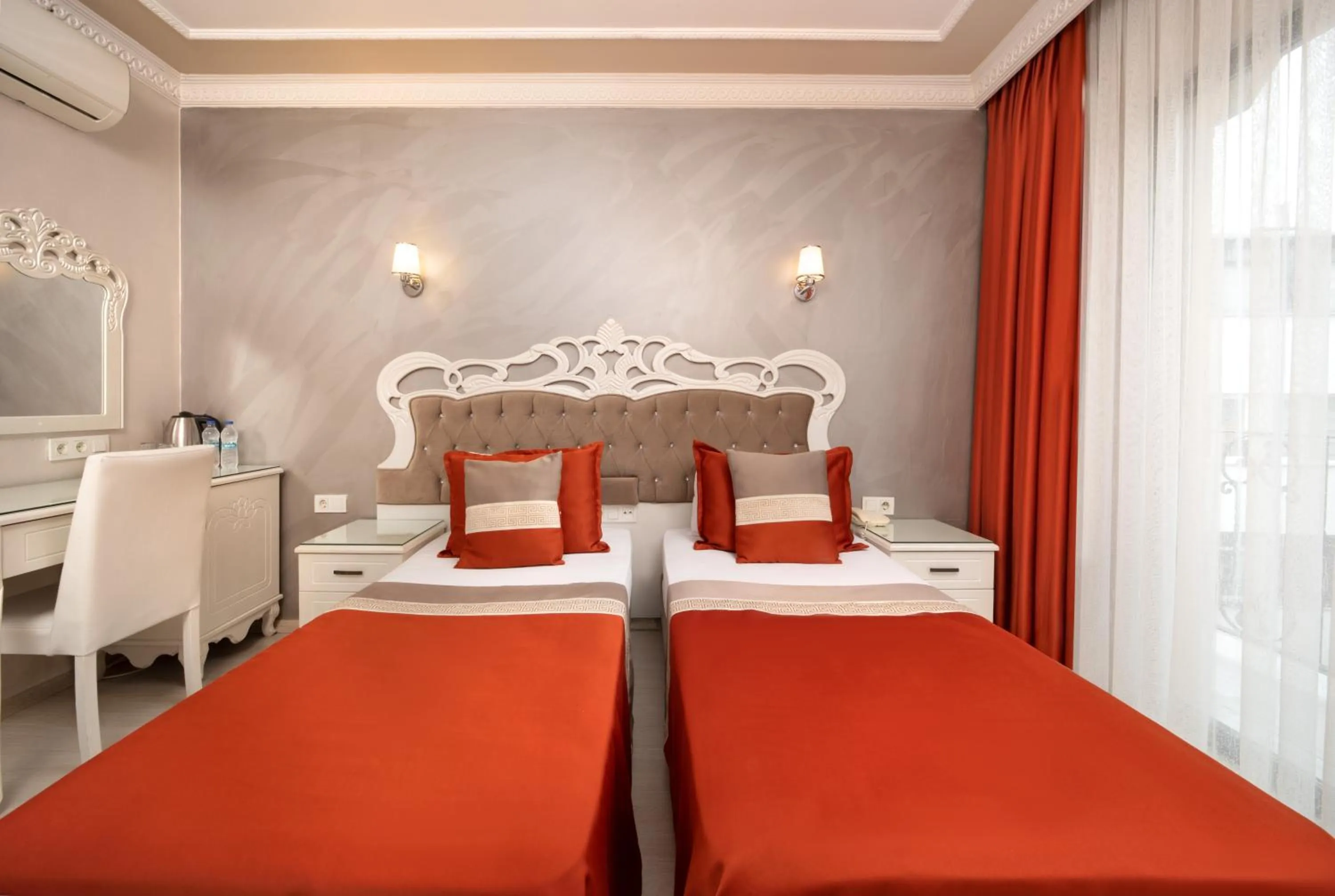 Bed in Deluxe Newport Hotel - Old City