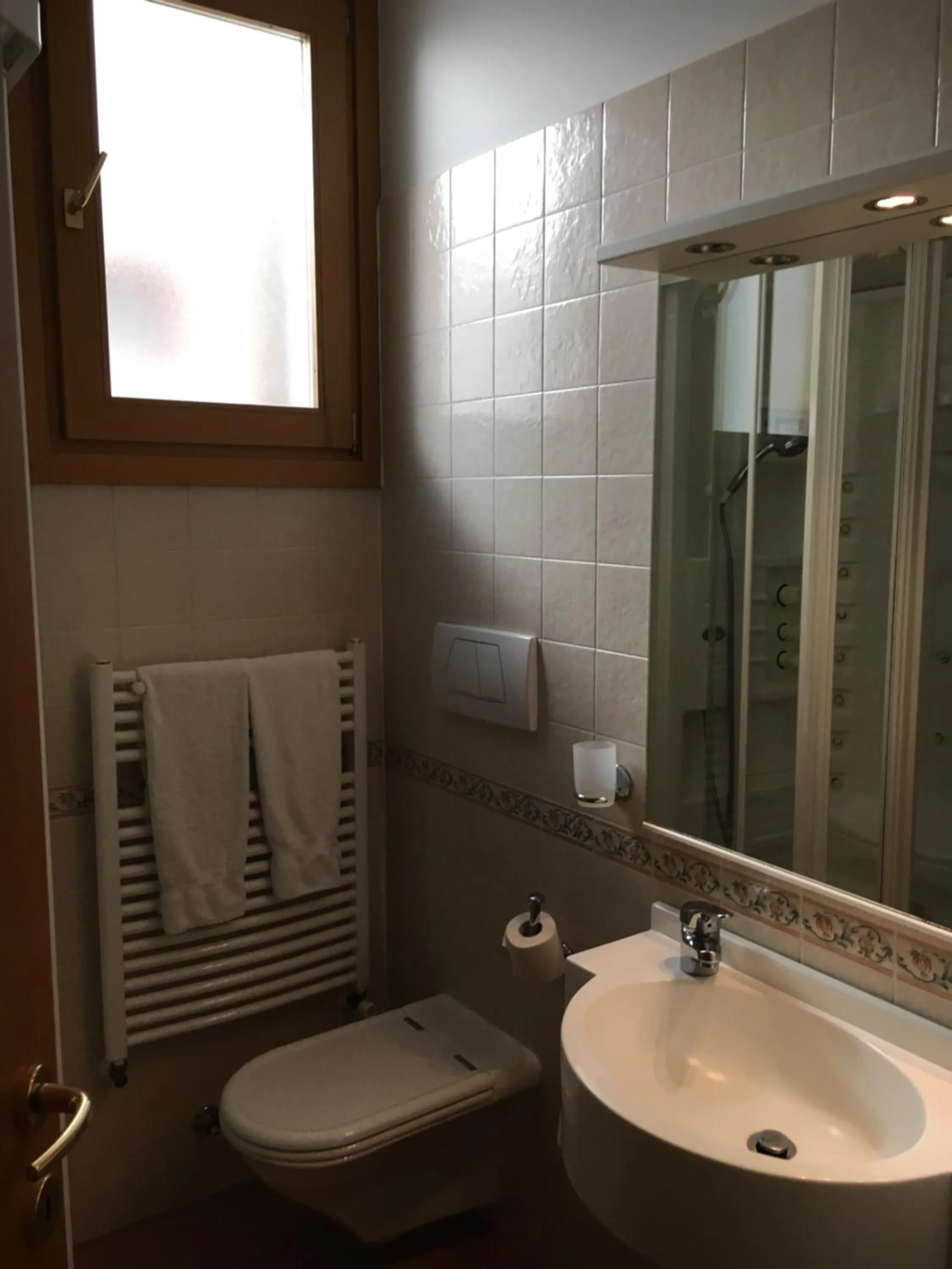 Bathroom in Garni Enrosadira