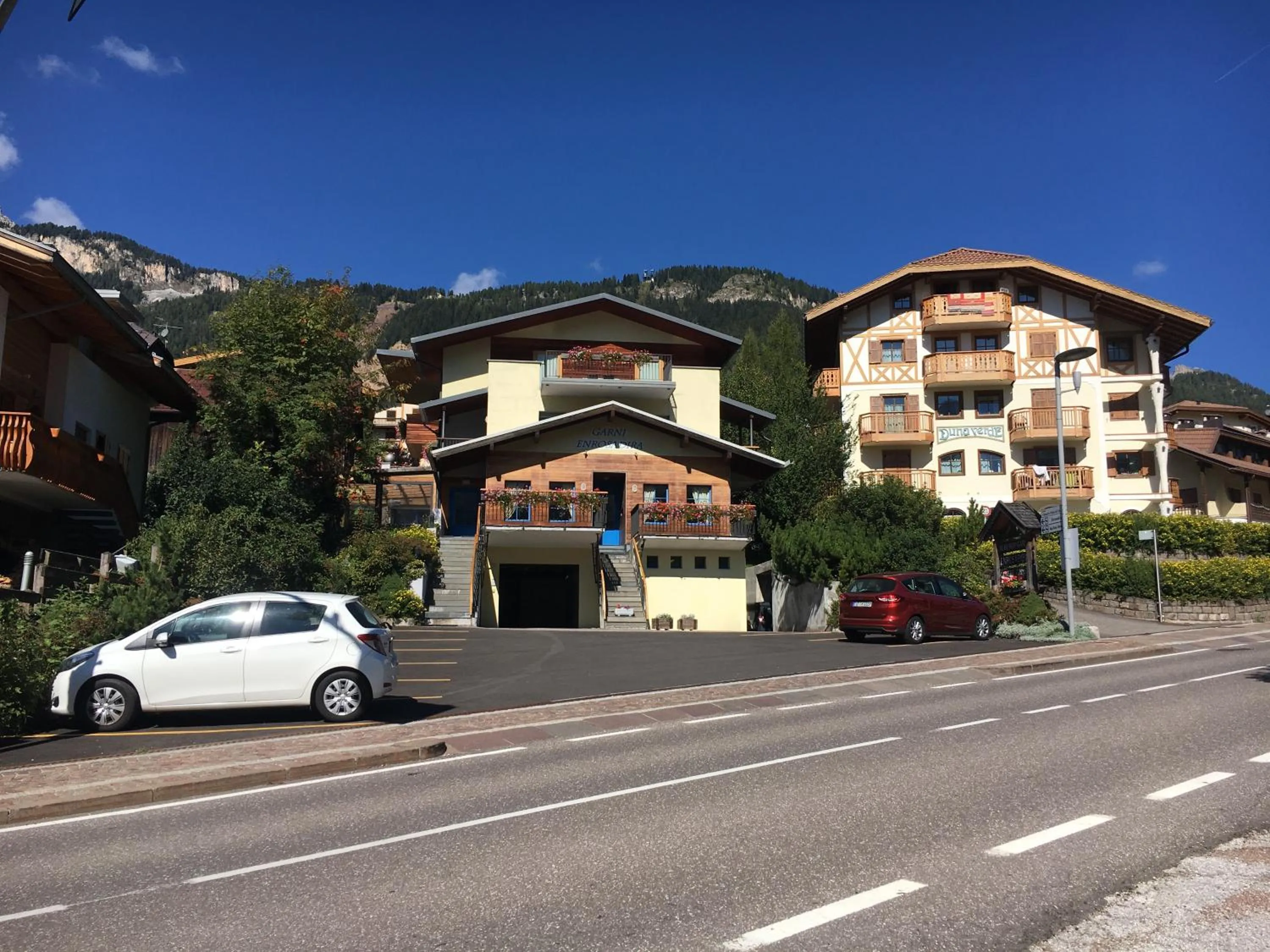 Facade/entrance in Garni Enrosadira