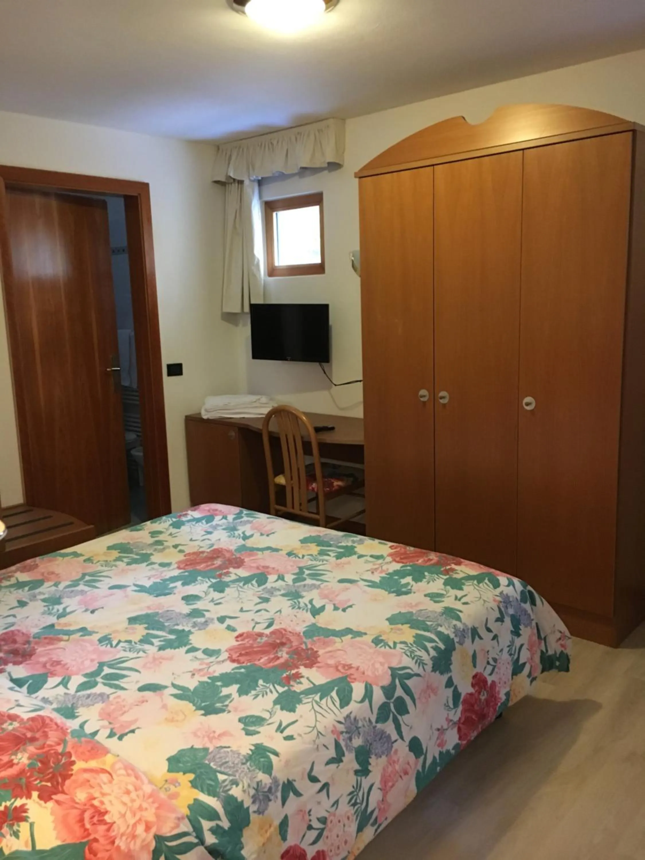 Bathroom, Bed in Garni Enrosadira