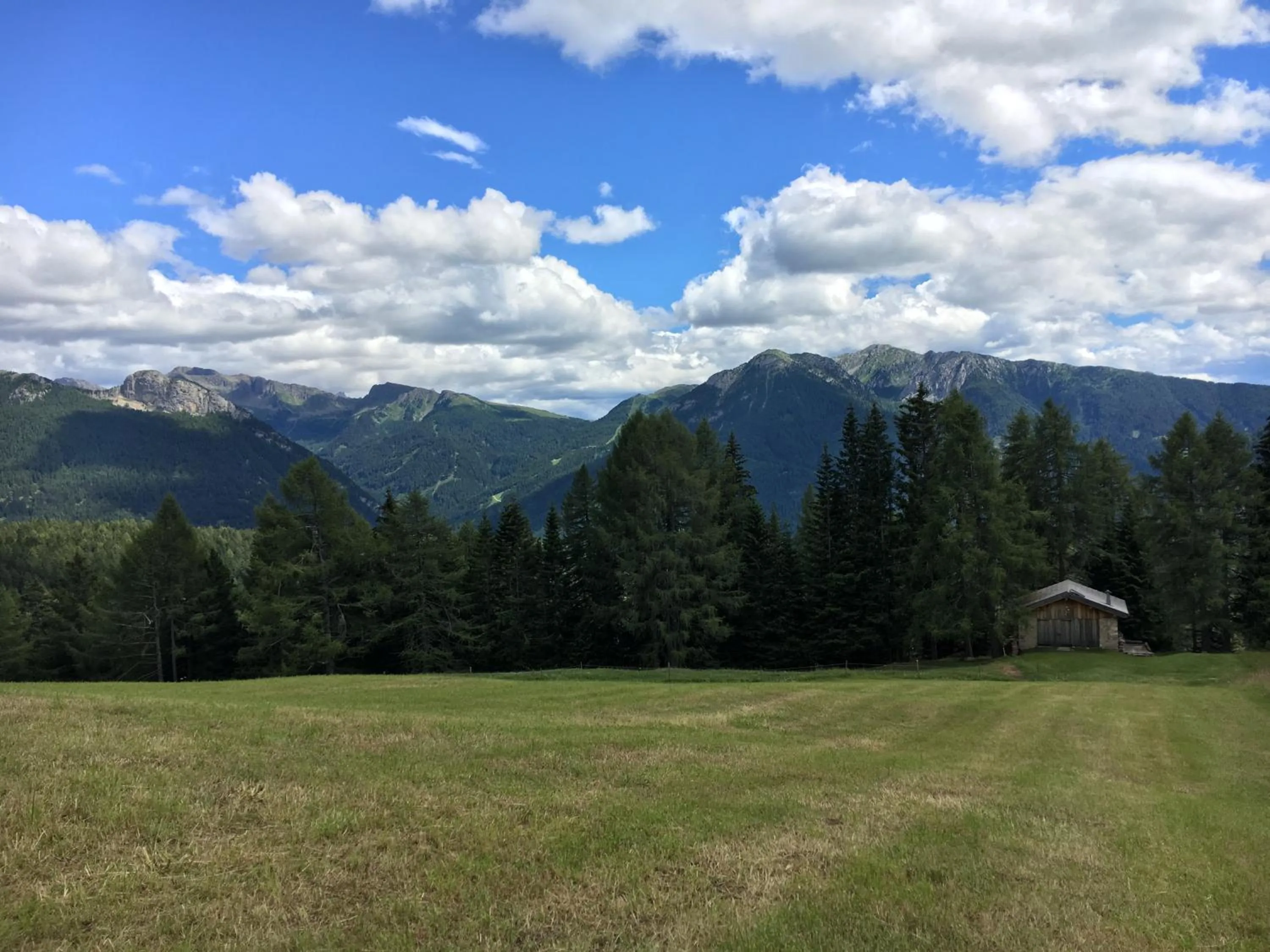 Hiking in Garni Enrosadira