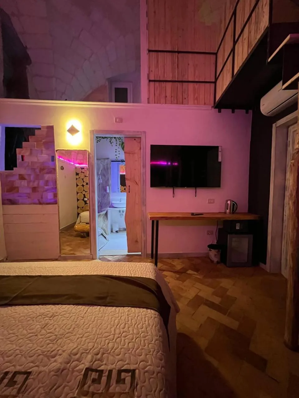 TV and multimedia, Bed in The Bridge Suites